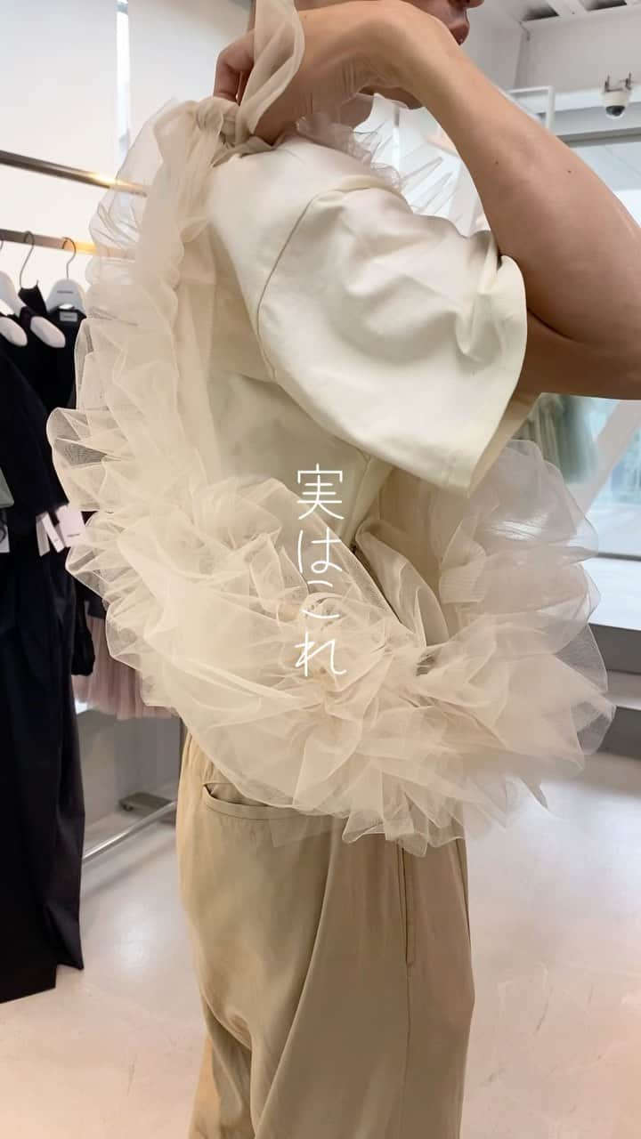 のインスタグラム：「【展示会取材】「チカ キサダ（Chika Kisada）」の2024年春夏コレクションの展示会で、チュールを使ったボディバッグを発見！  スマホ、サングラス、小銭入れ、ハンドクリームが入りました。カラーはベージュ、ブラック、ミントグリーンの3色を展開。デザイナーの幾左田さんは「繊細な印象のバッグですが、是非フェスに持って行って目立って欲しい！」とコメントしてくれました。  @chikakisada   #チカキサダ #チュール #バッグの中身 #展示会 #チュールバッグ #チュールアイテム#フェスコーデ #chikakisada #bumbag #tulle #whatsinmybag #bag」