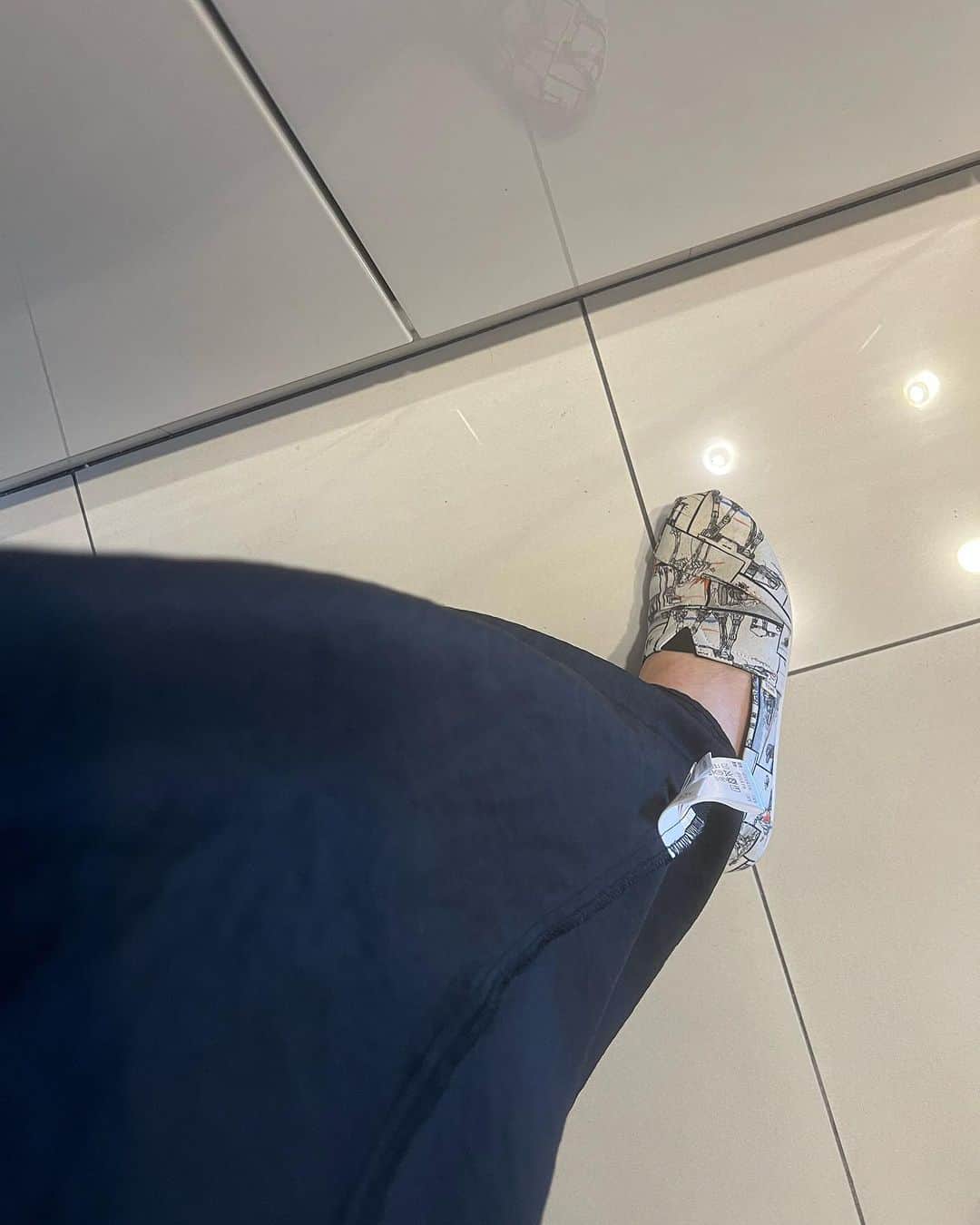 AZUSAさんのインスタグラム写真 - (AZUSAInstagram)「じゃーーーーん！気づいてよかったー。  玄関で豪快にひっくり返し着直して、今日もご機嫌におでかけ。  #わたしならやるよね #靴は #toms #tomsshoes  #weargood  #starwars」9月8日 10時56分 - azubeatradio