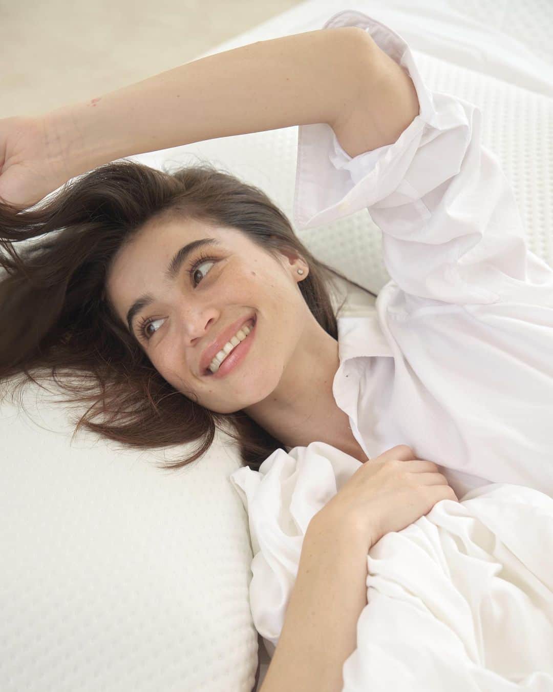 アン・カーティスのインスタグラム：「Woke up like this ☁️ Always feel so fresh and well rested the moment I get up thanks to @ph.emmasleep, #TheMattressOfSuperstars 💫  Experience your own fresh mornings by using the code ANNE to get 10% off your Emma mattress 🎬🛏」