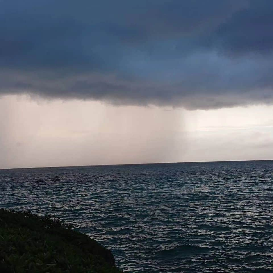 森末慎二のインスタグラム：「🦐みやーく商店です。  今日の宮古島は朝から曇り時々雨☔気温29度、少し涼しくなって来ました。  お店は通常通りの営業です。 宮古島産車海老天丼食べに来てください。皆さんのお越しをお待ちしています。  お店電話番号  0980-79-9292 田中店長　070-8429-7387 お昼ランチはオープン11:30〜14:30ラストオーダー15:00です。夜の🏮居酒屋は17:30から21:00です。予約のお電話お待ちしています。定休日は水曜日、木曜日です。#みゃーく商店  #宮古島 #天丼 #宮古島野菜 #宮古島ランチ #宮古島グルメ #車海老 #グルクンの天ぷら #宮古島ごはん #宮古島天丼 #宮古島海老天丼 #沖縄天丼 #海老天丼 #海老 #島食材 #沖縄宮古島 #沖縄 #パパイアの天ぷら   #車海老天丼  #okinawa #居酒屋#miyakojima #森末慎二 #morisue shinji #TUBE #前田亘輝 #BEGIN  #サザンオールスターズ  #松田弘」