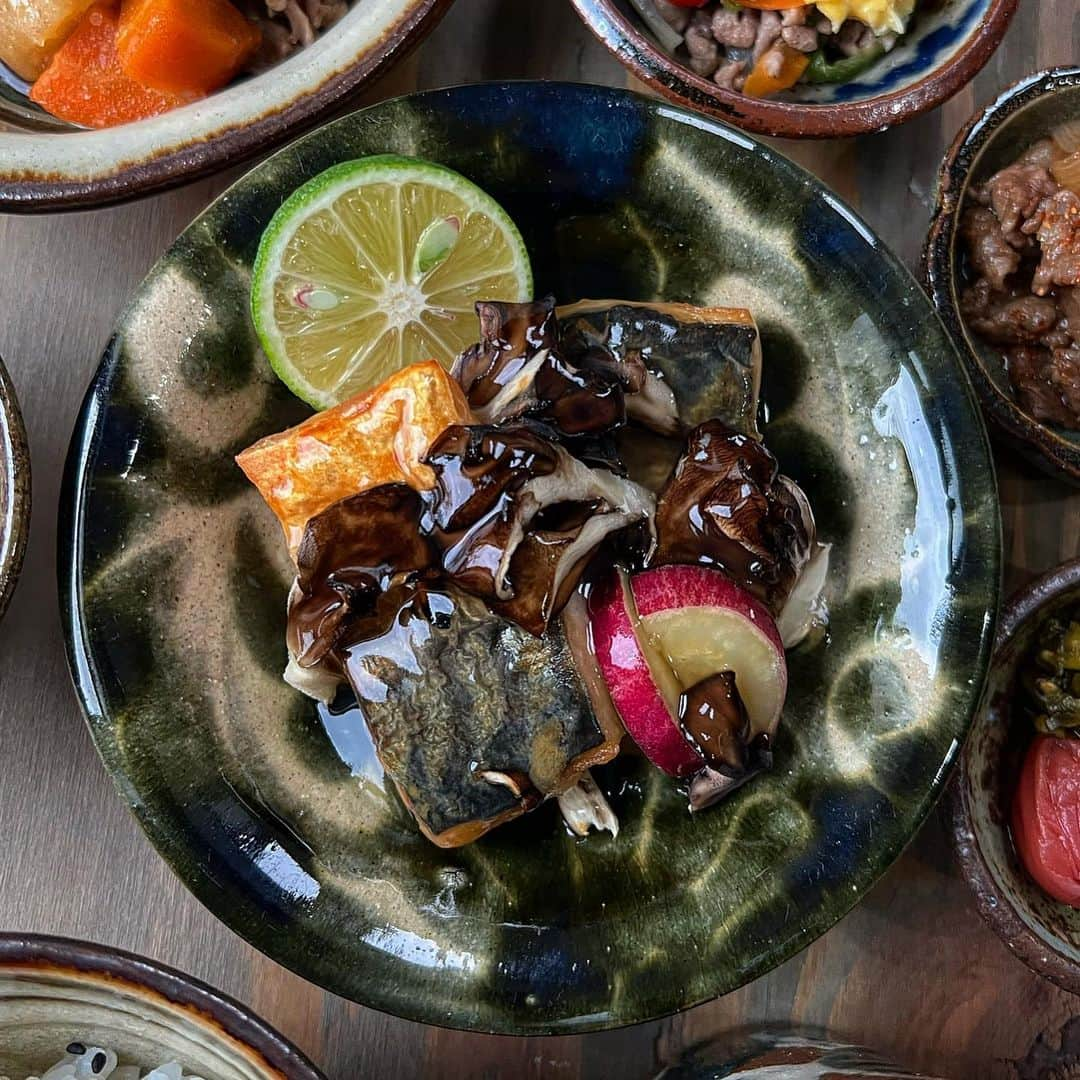 はらぺこのインスタグラム：「先日娘サン休日の遅い朝ごはん  ♪鯖の竜田揚げ.舞茸餡かけ ♪オムレツ ♪山芋とろろ ♪豚じゃが ♪牛肉のしぐれ煮 ♪梅干し.高菜 ♪豚汁 ♪ご飯🍚  最近朝晩が涼しくなってきたけど まだ冷房は朝まで付けっぱなし😅  我が家で常に暑いのは私だけ🤣 多分更年期が原因や！って言う私に 家族はちょっとふっくらしてるから違う？って… ふっくらね〜🤭🐷🫣  #朝ごはん #おうちごはん #フーディーテーブル #おうちごはんlover #おうちカフェ #和食 #家庭料理 #残り物 #野菜 #秋野菜 #食育 #おうち時間 #朝時間 #子どもごはん #鯖 #オムレツ #豚汁 #定食 #丁寧な暮らし #日々の暮らし #クロワッサン大人のうつわ部 #器 #うつわ #豆皿 #やちむん #沖縄 #横田屋窯 #深貝工房 #民藝　#神谷窯」