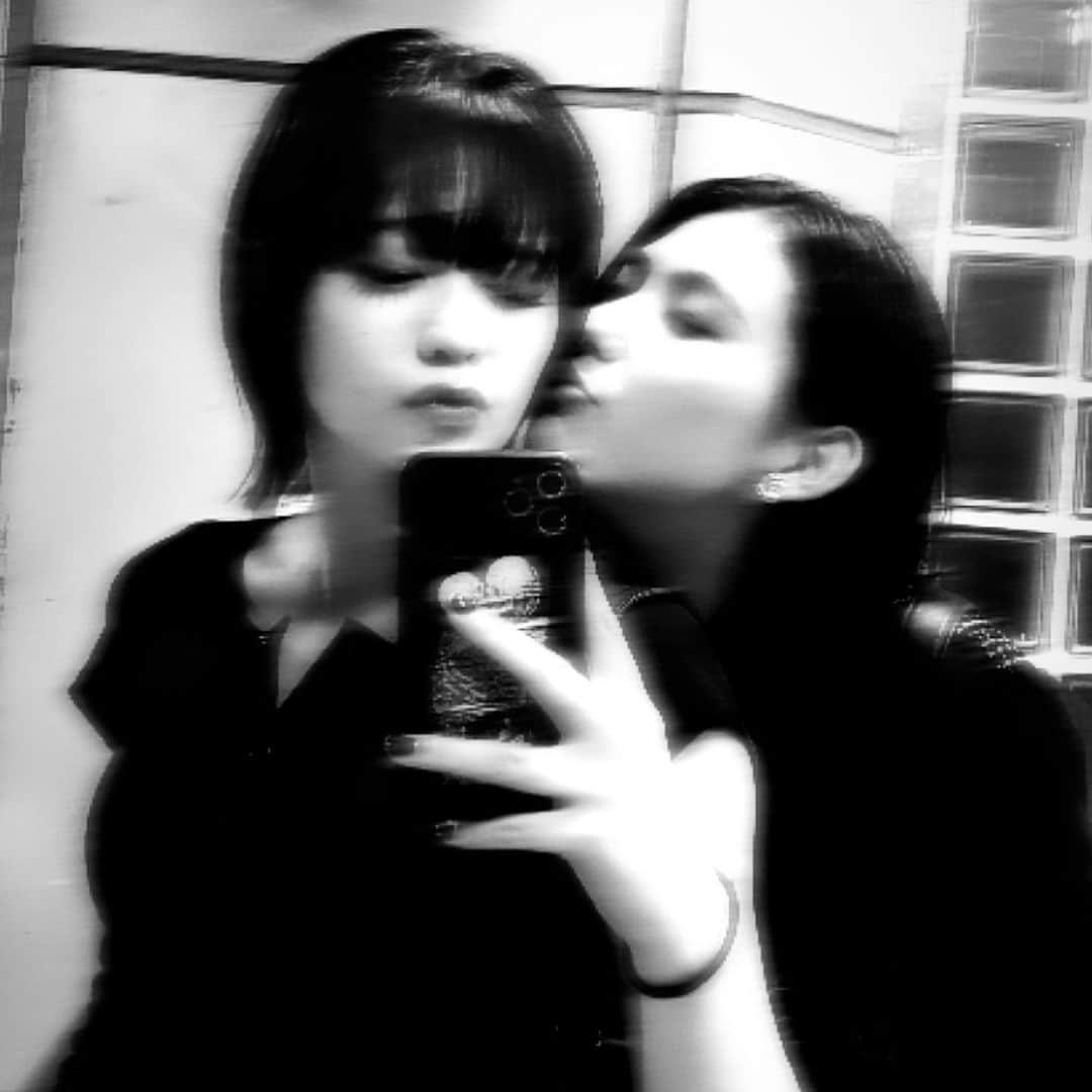 吉柳咲良のインスタグラム：「@kanna_takeuchi_official   最近毎日のように一緒にいては、くだらない話をしてケラケラ笑ってる。  凛としてて、常にしっかりと進んでいくことを諦めずにできる強さを持っている上に、いつまでも少女のような明るさとキュートさを持つような子でして  友達を軽く超えて なんだか愛おしい存在でありまして  さくはなんだかんだこの子の虜やなぁと思いますねえ。 大好きな人です。」