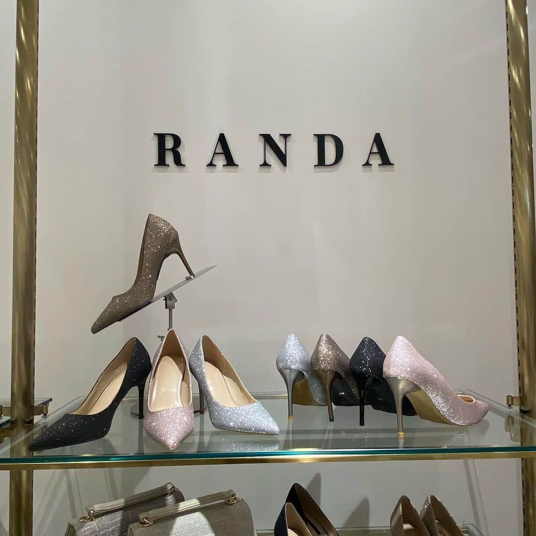 ペリエ千葉さんのインスタグラム写真 - (ペリエ千葉Instagram)「【本館4F/ランダ】NEW OPEN！  本日9/8、ペリエ千葉本館4Fにランダが移転オープンいたしました！  秋の新作ブーツをはじめ、人気の商品を多数ご用意しております🍁  リニューアルオープンフェアとして、税込13,000円以上お買い上げのお客さまに『RANDA オリジナルミニバッグ』をプレゼント🎁  また、ペリエ千葉では9/8(金)・9(土)の2日間、アパレル・雑貨・コスメ・サービスショップ対象JRE POINT×5DAY開催中🛍  皆さまのご来店を心よりお待ちしております。  #ペリエ千葉 #ペリエ #ペリエds #千葉駅 #ランダ #randa #シューズ #ブーツ #靴」9月8日 11時14分 - perie_chiba