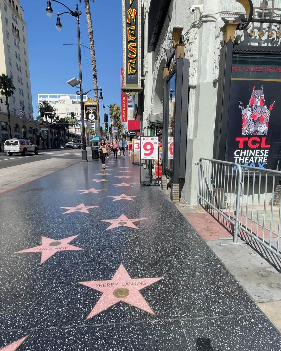 村主章枝さんのインスタグラム写真 - (村主章枝Instagram)「TCL Chinese theatre  The Chinese Theater area is one of the most visited tourist attractions in Southern California, filled with the history of Hollywood movies, where the Academy Awards ceremony is held, and many movies such as "Star Wars"have been staged. Block tiles engraved with the autographs and footprints of Hollywood's revered actors and actresses are famous, especially in the front of the Chinese Theatre.  TCL Chinese theatre  チャイニーズ・シアターは、ハリウッド映画の歴史に満ち、アカデミー賞授与式が行われている他、『スター・ウォーズ』など数々の映画の初演が行われました。ハリウッドで崇められる俳優や女優のサインや足型などが刻まれたブロックタイルは有名です！」9月8日 11時27分 - fumie.suguri