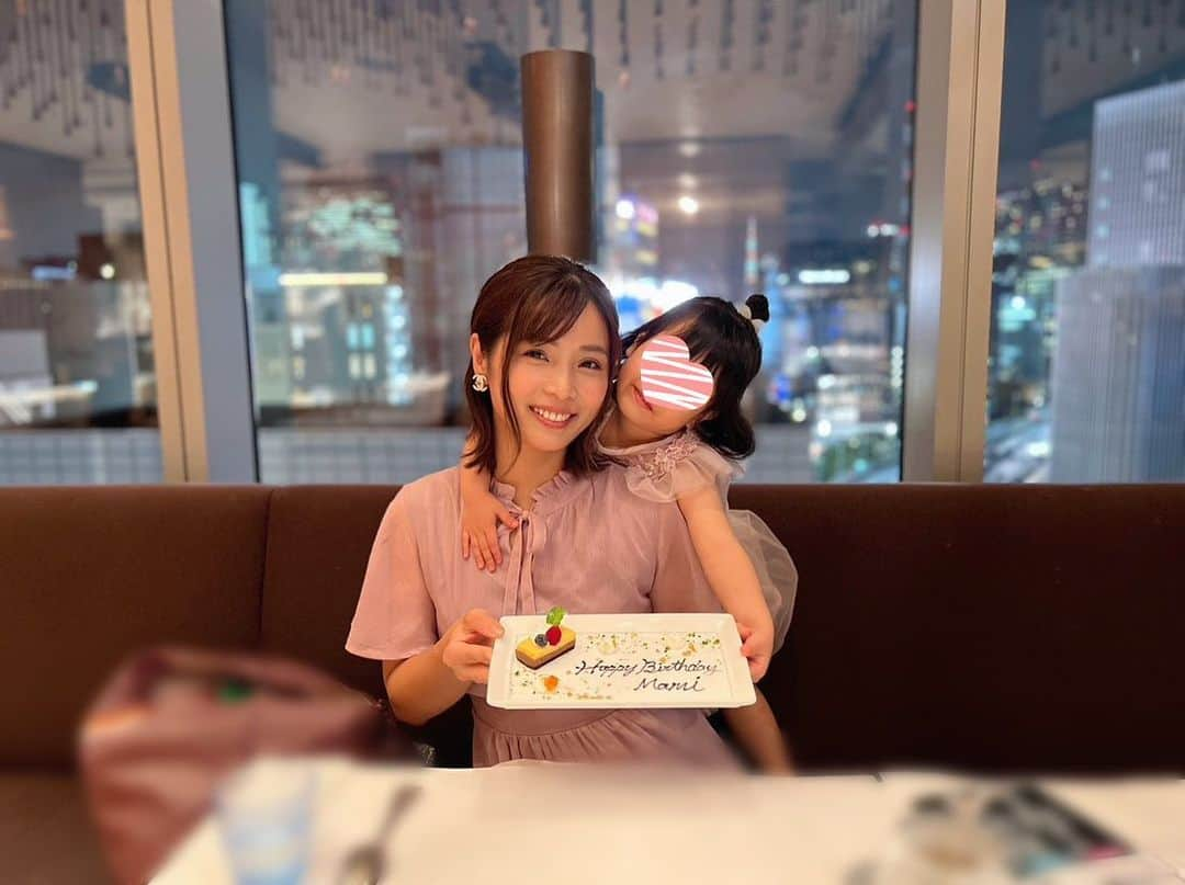 加藤雅美さんのインスタグラム写真 - (加藤雅美Instagram)「. おめでとう🎂のコメント、 ありがとうございます🥹🙏❤️ 後ほどコメントに返信しますね🥰 . 誕生日当日の昨日はパパはお仕事だったので 1人でのんびりとホットヨガに行き ショッピングをしてマッサージに行って おひとりさまランチ🍽をして 娘の幼稚園のお迎えをして、パパと合流して 家族でディナーに連れて来てもらいました❣️ . レストランひらまつ系列にしては 銀座なのにコスパも良くて キッズプレートも豪華で とっても美味しかったです😍✨ . 娘もドレスアップして可愛かった🥰💕 今度一緒に劇団四季のミュージカル 『ライオンキング』を観に行く予定なのですが 母の趣味に寄り添えるようになってくれて 嬉しいです🥰笑 . #誕生日 #誕生日ディナー #誕生日プレート #ブラッスリーポールボキューズ銀座 #ひらまつレストラン #誕生日祝い #mybirthday #誕生日会 #母と娘 #銀座  #子連れディナー #銀座ディナー  #子連れ銀座  #キッズプレート #フレンチ #東京 #東京グルメ #銀座グルメ #東京ママ #アニバーサリーディナー #anniversary #family #birthday #happy #birthdaygirl #ginza #tokyo #japan #me #加藤雅美」9月8日 11時20分 - mamikato97