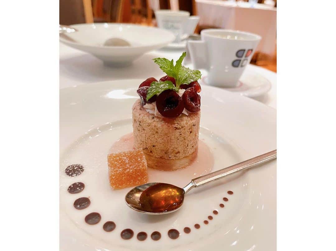 加藤雅美さんのインスタグラム写真 - (加藤雅美Instagram)「. おめでとう🎂のコメント、 ありがとうございます🥹🙏❤️ 後ほどコメントに返信しますね🥰 . 誕生日当日の昨日はパパはお仕事だったので 1人でのんびりとホットヨガに行き ショッピングをしてマッサージに行って おひとりさまランチ🍽をして 娘の幼稚園のお迎えをして、パパと合流して 家族でディナーに連れて来てもらいました❣️ . レストランひらまつ系列にしては 銀座なのにコスパも良くて キッズプレートも豪華で とっても美味しかったです😍✨ . 娘もドレスアップして可愛かった🥰💕 今度一緒に劇団四季のミュージカル 『ライオンキング』を観に行く予定なのですが 母の趣味に寄り添えるようになってくれて 嬉しいです🥰笑 . #誕生日 #誕生日ディナー #誕生日プレート #ブラッスリーポールボキューズ銀座 #ひらまつレストラン #誕生日祝い #mybirthday #誕生日会 #母と娘 #銀座  #子連れディナー #銀座ディナー  #子連れ銀座  #キッズプレート #フレンチ #東京 #東京グルメ #銀座グルメ #東京ママ #アニバーサリーディナー #anniversary #family #birthday #happy #birthdaygirl #ginza #tokyo #japan #me #加藤雅美」9月8日 11時20分 - mamikato97