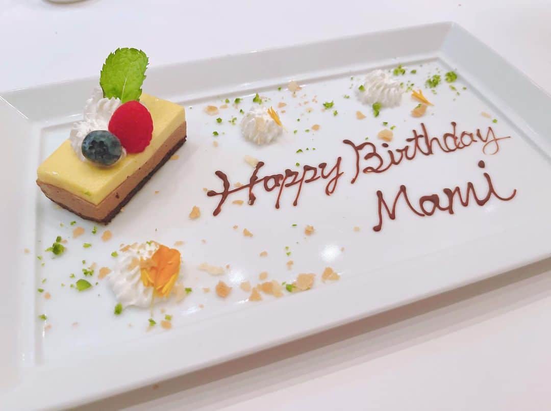 加藤雅美さんのインスタグラム写真 - (加藤雅美Instagram)「. おめでとう🎂のコメント、 ありがとうございます🥹🙏❤️ 後ほどコメントに返信しますね🥰 . 誕生日当日の昨日はパパはお仕事だったので 1人でのんびりとホットヨガに行き ショッピングをしてマッサージに行って おひとりさまランチ🍽をして 娘の幼稚園のお迎えをして、パパと合流して 家族でディナーに連れて来てもらいました❣️ . レストランひらまつ系列にしては 銀座なのにコスパも良くて キッズプレートも豪華で とっても美味しかったです😍✨ . 娘もドレスアップして可愛かった🥰💕 今度一緒に劇団四季のミュージカル 『ライオンキング』を観に行く予定なのですが 母の趣味に寄り添えるようになってくれて 嬉しいです🥰笑 . #誕生日 #誕生日ディナー #誕生日プレート #ブラッスリーポールボキューズ銀座 #ひらまつレストラン #誕生日祝い #mybirthday #誕生日会 #母と娘 #銀座  #子連れディナー #銀座ディナー  #子連れ銀座  #キッズプレート #フレンチ #東京 #東京グルメ #銀座グルメ #東京ママ #アニバーサリーディナー #anniversary #family #birthday #happy #birthdaygirl #ginza #tokyo #japan #me #加藤雅美」9月8日 11時20分 - mamikato97