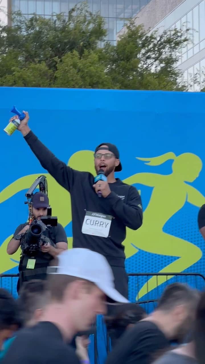 ゴールデンステート・ウォリアーズのインスタグラム：「Look who showed up to the J.P. Morgan Corporate Challenge to motivate the runners @warriors 👀  @chase || #JPMCC」