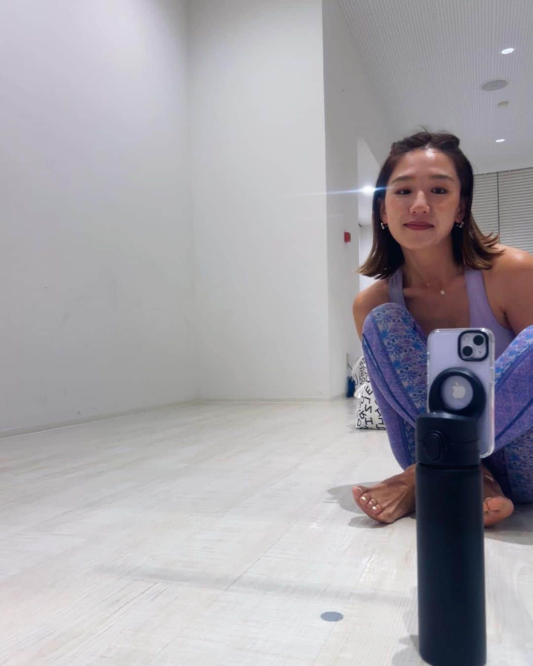 斎藤菜々子さんのインスタグラム写真 - (斎藤菜々子Instagram)「. YOGAイベントに行ってきたよ🧘  その時に頂いたスマホスタンドを融合した新世代のウォーターボトル、RHINOSHIELDのAquaStand @rhinoshield_jp を早速活用🤳  超強力な磁石を内蔵したMagSafe対応スマホスタンドに携帯📱がくっつくの🧲  スタンドの角度は15°~90°、 様々なアングルに調整出来るからトレーニング風景も撮れるし、 毎日タンブラー持ち歩いてるから みんなで自撮りしたい時とかにめちゃくちゃ便利🥹‼️  YOGAも気持ち良くて 体ほぐれて終わったら眠気が...🥱  #RHINOSHIELDJP #ライノシールド #ガジェット」9月8日 11時27分 - nanacoco.7