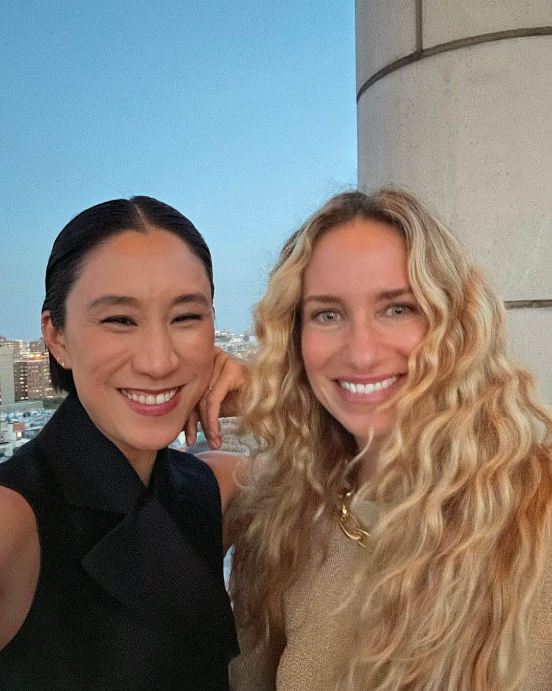 エヴァ・チェンさんのインスタグラム写真 - (エヴァ・チェンInstagram)「Fashion week buds old and new, day 1 🫰🏼🫰🏼🫰🏼」9月8日 11時28分 - evachen212