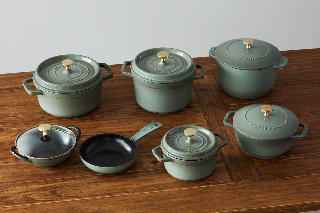staub ストウブさんのインスタグラム写真 - (staub ストウブInstagram)「【明日(9/9) 発売スタート : “ユーカリ” & “シナモン” カラー】  和を感じさせる落ち着いたグリーンが人気の「ユーカリ」カラーと温かみある色味いで料理の美味しさを引き立てる「シナモン」カラー 2色が明日 (9/9)より発売開始となります。豊かな食材が集まる、実りの秋はもうすぐそこ。お好みのストウブカラーでいつもより "おいしい秋" をお楽しみください。  → https://www.zwilling.com/jp/staub/ リンクはプロフィールURLからもご覧いただけます。   ※シナモンカラーはツヴィリング 直営店、公式オンラインショップ 限定となります。  #STAUB #ストウブ #ストウブ新色 #ストウブ料理 #ストウブ鍋 #ストウブユーカリ #ストウブシナモン」9月8日 11時30分 - staub_japan