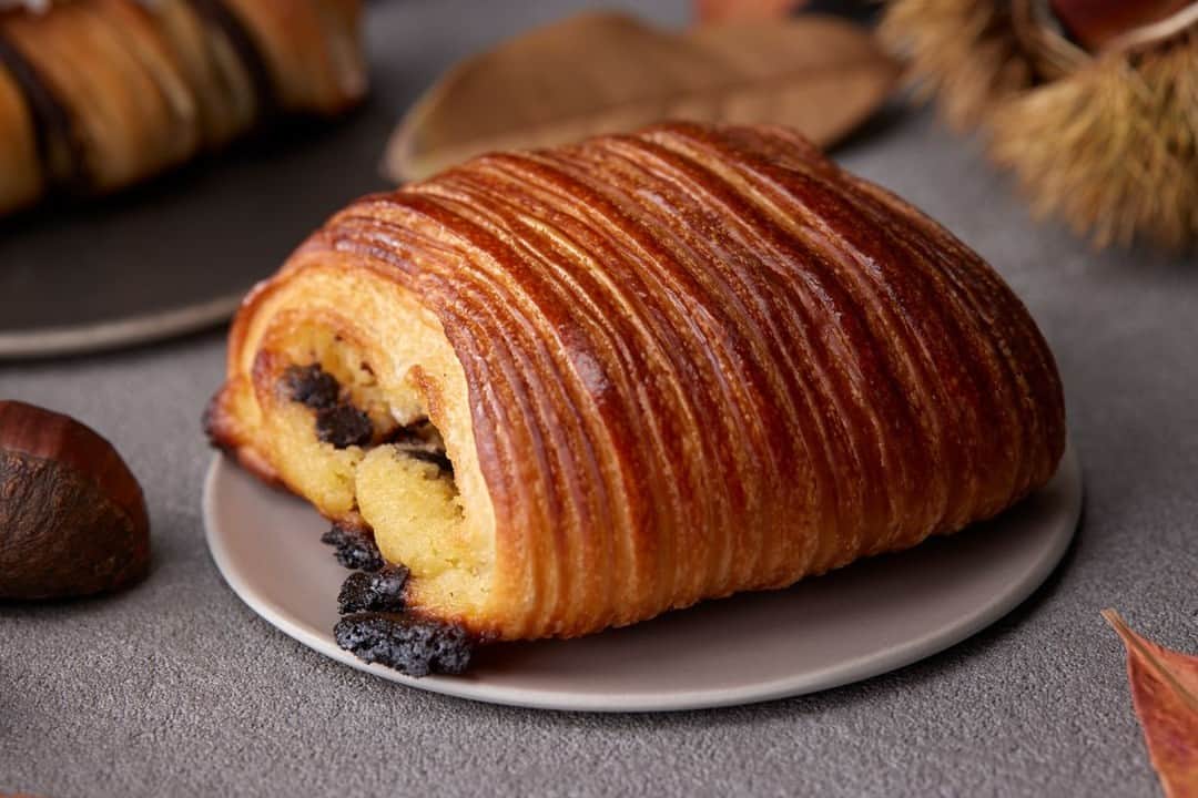 東京マリオットホテルのインスタグラム：「ペストリー&ベーカリー GGCo.にて今月より販売中の「パンスイス」。カスタードクリームとチョコチップをブリオッシュ生地で包みこみ、バリっとしたクロワッサン生地をまとった新食感の一品です✨」