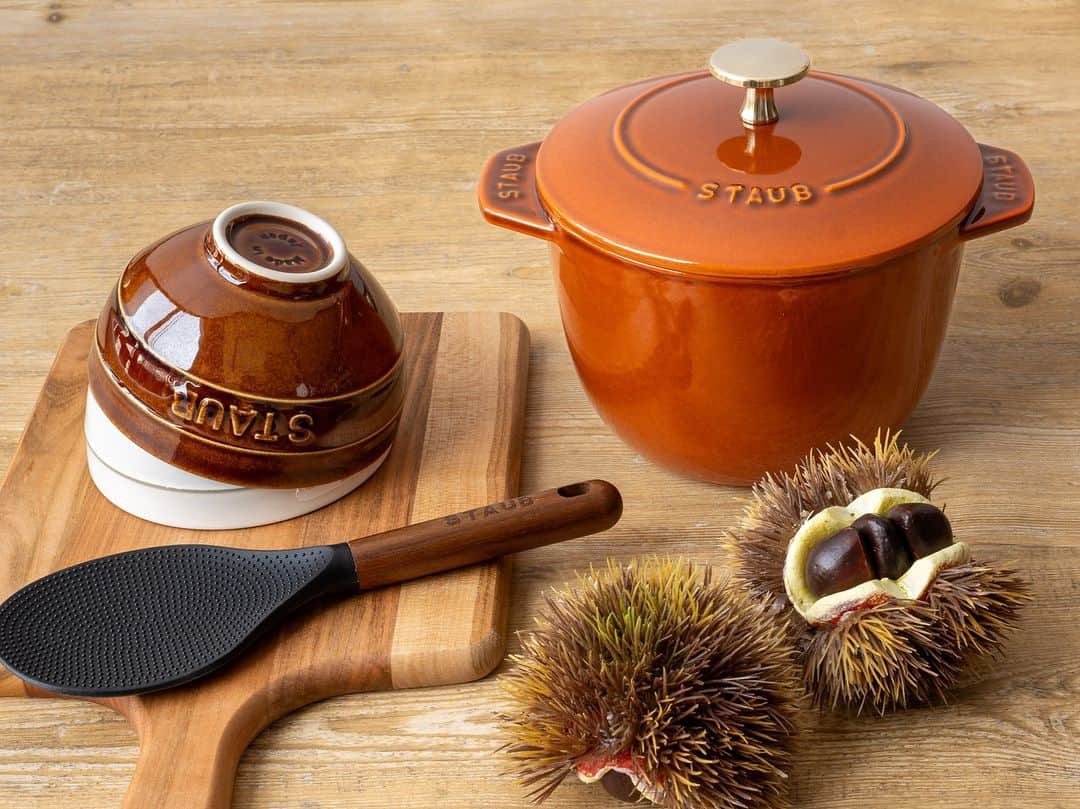 staub ストウブさんのインスタグラム写真 - (staub ストウブInstagram)「【明日(9/9) 発売スタート : “ユーカリ” & “シナモン” カラー】  和を感じさせる落ち着いたグリーンが人気の「ユーカリ」カラーと温かみある色味いで料理の美味しさを引き立てる「シナモン」カラー 2色が明日 (9/9)より発売開始となります。豊かな食材が集まる、実りの秋はもうすぐそこ。お好みのストウブカラーでいつもより "おいしい秋" をお楽しみください。  → https://www.zwilling.com/jp/staub/ リンクはプロフィールURLからもご覧いただけます。   ※シナモンカラーはツヴィリング 直営店、公式オンラインショップ 限定となります。  #STAUB #ストウブ #ストウブ新色 #ストウブ料理 #ストウブ鍋 #ストウブユーカリ #ストウブシナモン」9月8日 11時30分 - staub_japan