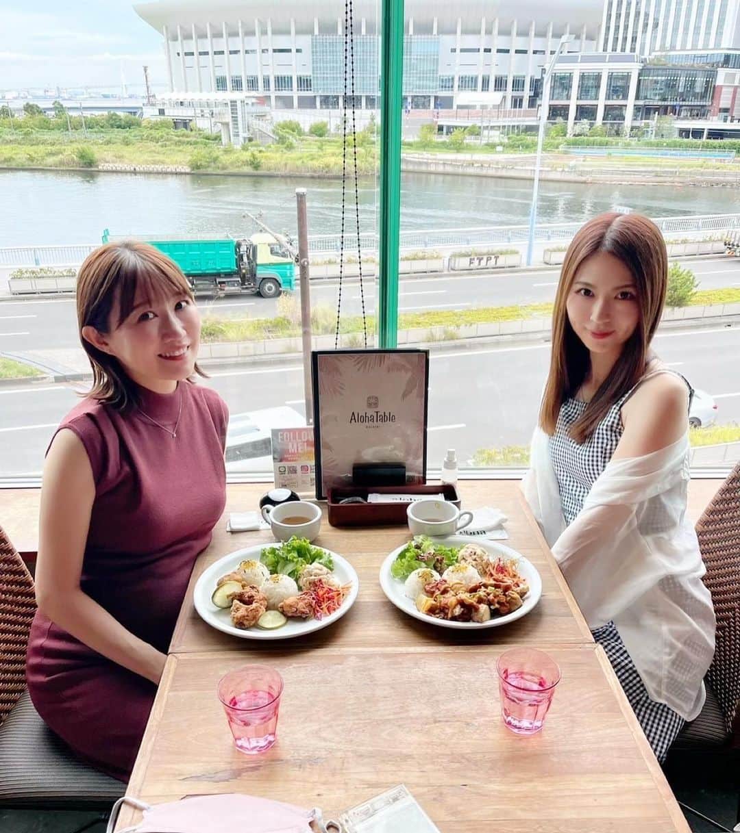 菊地あやかさんのインスタグラム写真 - (菊地あやかInstagram)「. . もう少しで臨月を迎えるシンディー 🤰🏻💕 いつ会っても本当に可愛い楽しい先輩𓂃 𓈒𓏸 だから何でも話せちゃう！！！ 出産と子育ての話しばかりしてたけど 多分それと同じぐらいシンディーの 好きなところ話してたと思う。一方的に(笑) わたしも仏のような広い心を持ちたい。( ) 残り少ないマタニティライフ楽しんでね🥺🫶🏻🌼  昨日結構曇ってたけど横浜って景色が 良いからテンションあがる(写真も逆光) ヤンニョムチーズチキン美味しかった🥺  #女の子ママ#男の子ママ#年子ママ#3兄弟 #横浜ベイクォーター#アロハテーブル#ランチ」9月8日 11時33分 - ayaka_official06