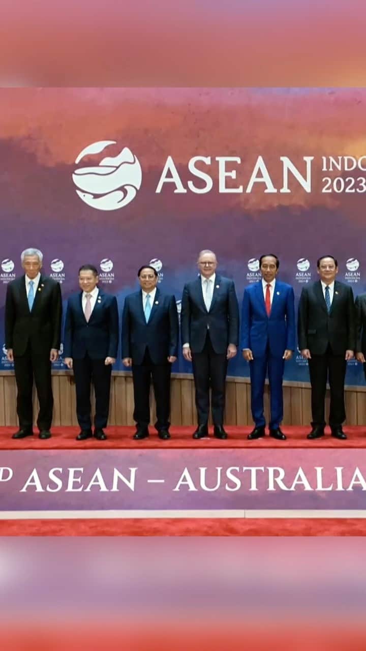 リー・シェンロンのインスタグラム：「Am back home from Jakarta.   Glad to catch up with some fellow leaders in between @asean meetings with dialogue partners and the East Asia Summit on the last day.  It’s been a busy few days. We have updated our agenda to enhance cooperation, explored promising areas of growth and partnership, and discussed matters that concern ASEAN and the region. With our external partners, we have talked about the ASEAN Outlook on the Indo-Pacific, a framework for facilitating our cooperation with the broader region.  ASEAN is not about a single spectacular thing, but the gradual accumulation of multiple, positive things. By accumulating this patient, consistent work – coming up with substantive agreements and cooperation projects, as well common policies and approaches,  ASEAN has made a big difference, and it is valuable to us. – LHL  #ASEAN2023 #ASEANmatters」