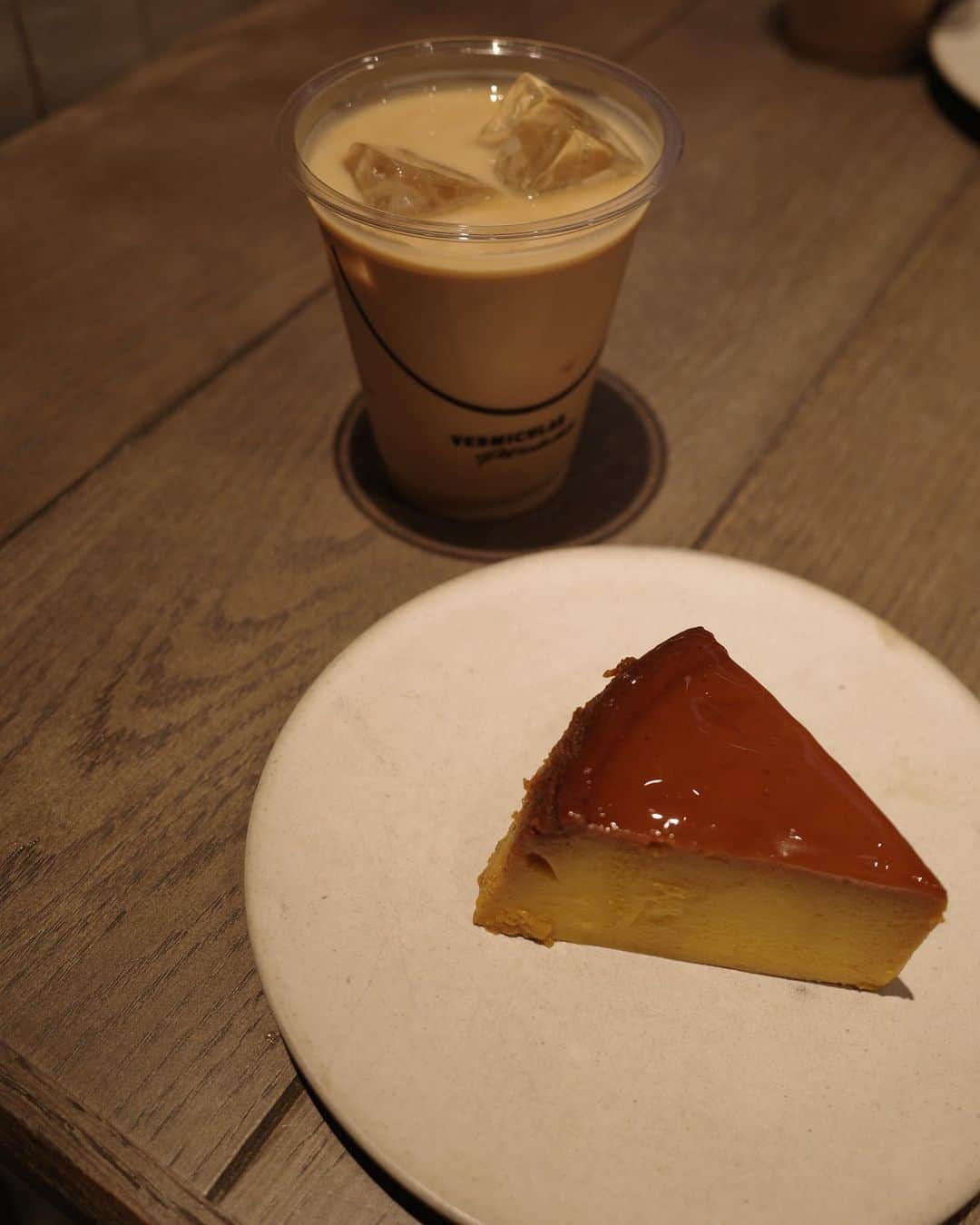 前田希美（まえのん）さんのインスタグラム写真 - (前田希美（まえのん）Instagram)「#のんカフェ巡り   代官山にある @vermicular_japan さんに 行ってきました☕️🍩  多分季節限定であろう かぼちゃプリンが美味しすぎて 虜になりました…‪…………  甘さ控えめでぺろりでした。 絶対食べてほしい🍮  バスクチーズケーキが人気みたいで お昼すぎに行ったけど売り切れでした。  普通にランチもあったので ご飯食べにもいきたいなぁ…！  @n_with_official のジャケットは 月曜日発売です🌙  デニムパンツも新作で月曜日に発売します。 最近毎日はいてる。自信作です。 XS、S、M  3サイズ展開です。   #のんの私服 #code #fashion #ootd #nwith #nwithstyling」9月8日 11時44分 - maeda_nozomi