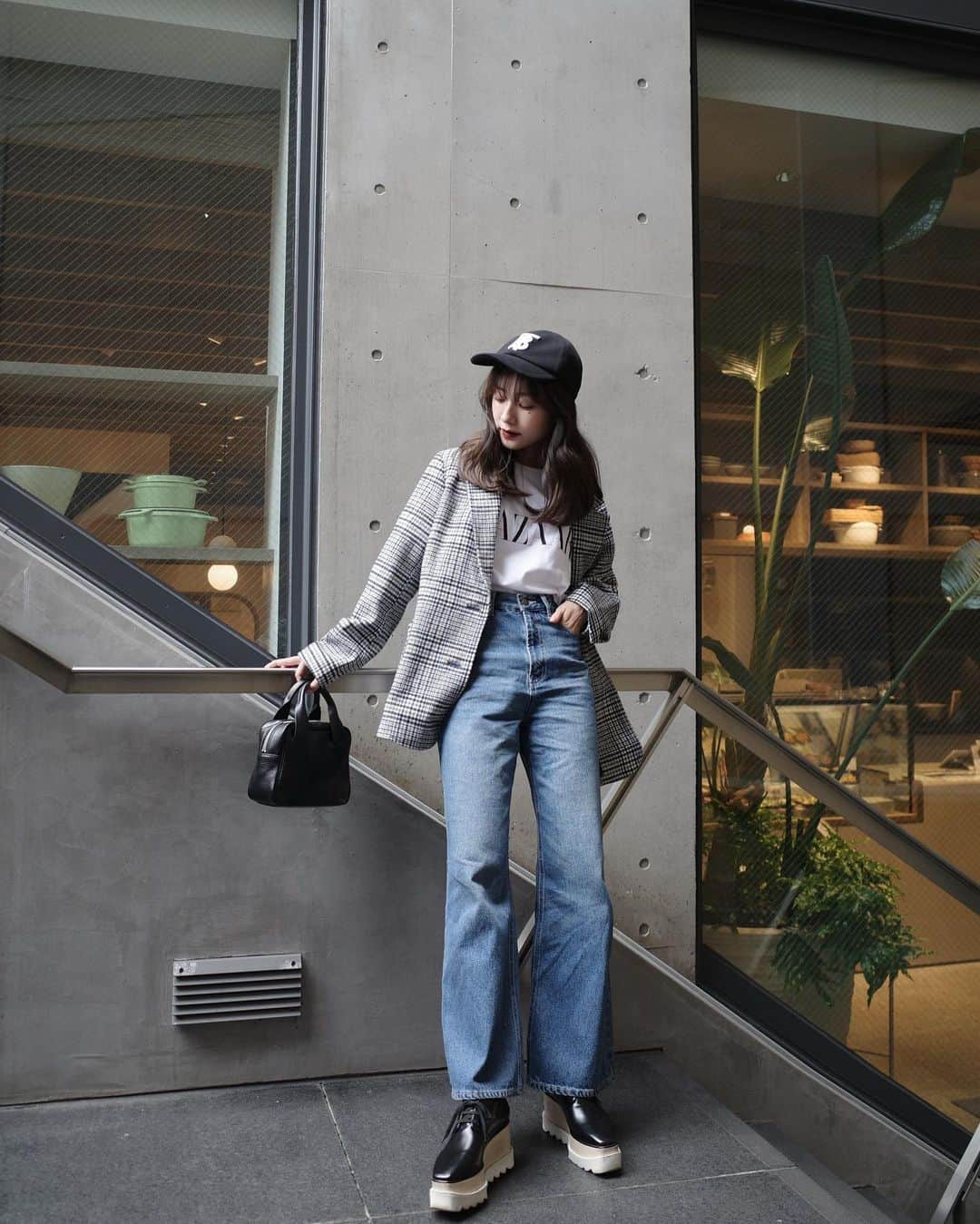 前田希美（まえのん）のインスタグラム：「#のんカフェ巡り   代官山にある @vermicular_japan さんに 行ってきました☕️🍩  多分季節限定であろう かぼちゃプリンが美味しすぎて 虜になりました…‪…………  甘さ控えめでぺろりでした。 絶対食べてほしい🍮  バスクチーズケーキが人気みたいで お昼すぎに行ったけど売り切れでした。  普通にランチもあったので ご飯食べにもいきたいなぁ…！  @n_with_official のジャケットは 月曜日発売です🌙  デニムパンツも新作で月曜日に発売します。 最近毎日はいてる。自信作です。 XS、S、M  3サイズ展開です。   #のんの私服 #code #fashion #ootd #nwith #nwithstyling」