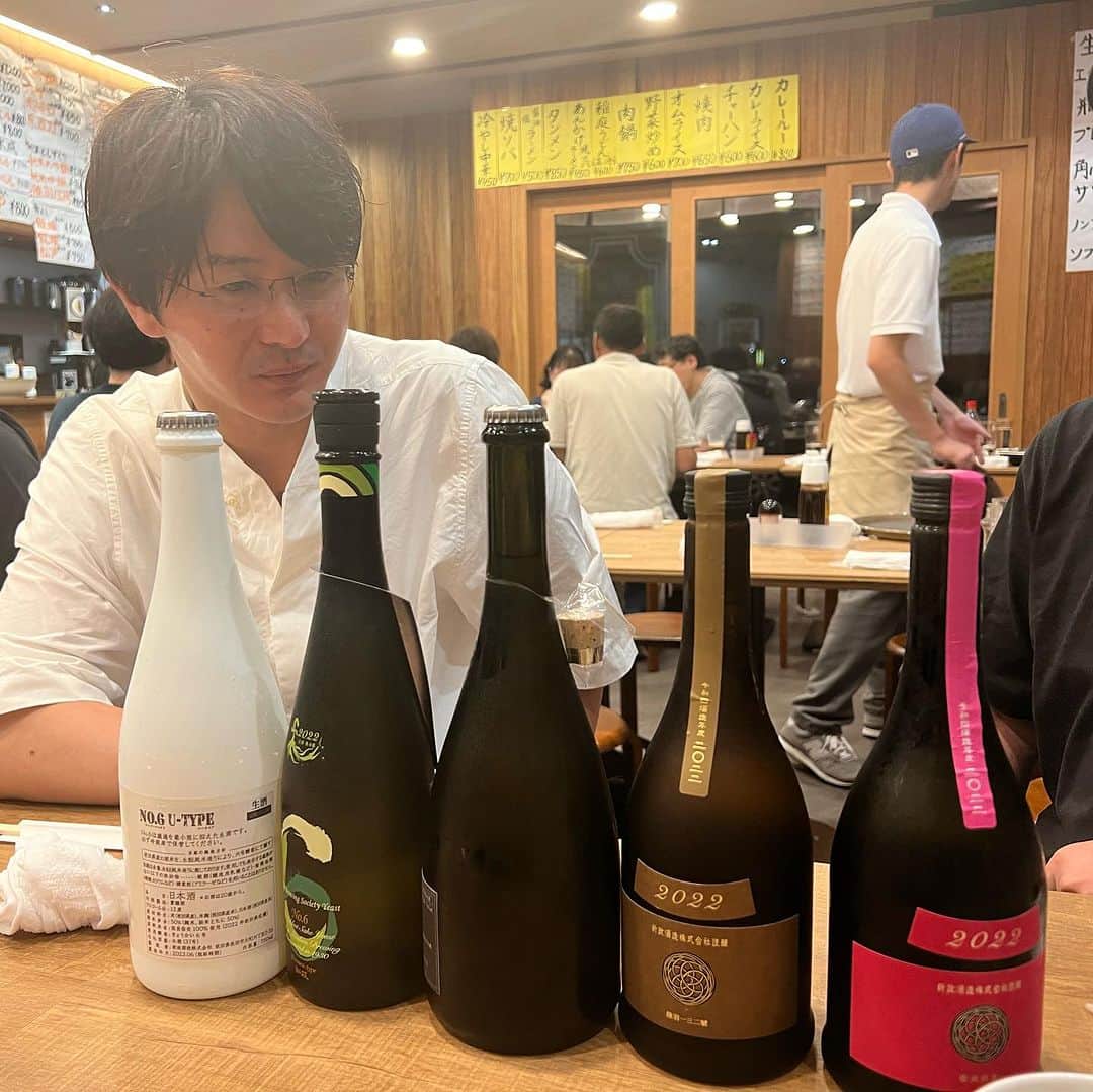 北川楓夏さんのインスタグラム写真 - (北川楓夏Instagram)「蔵元さんと日本酒を飲もうの会  1回目は8月に行われ、大雨災害で被害を受けた「ゆきの美人」の小林社長をお招きして。 みんなで頑張ろうね！と決起会のように開催されました🍶  2回目は同じNEXT5から新政酒造の佐藤祐輔社長がご参加😳 米への想い、酵母への想い、完成したお酒への想いを聞きながら飲むお酒は何倍も美味しく感じました。  祐輔さん、イベントなどでは拝見したことがありましたが、やはり内から出るカリスマ性みたいなのをヒシヒシと感じました。  この日私は素の祐輔さんを知りたくて参加したんですが、なんだろう、先輩に対して使っていい言葉なのかわかりませんが…とっても可愛らしい方でした💓  仕草とか、表情とか、可愛いんです。 クールに見えて、ちょっとあざとさもあるような表情をしたり、目をキラキラさせながら音楽のことを語ったり…そういう魅力が人を惹きつけているのかなと。  美味しいものを食べたり、美しいものを見たりって楽しいですけど、中身を知ってさらに好きになったり、堪能できる。改めて素敵な会に参加させていただいたなぁと思いました。贅沢すぎる時間でした！  これから酒蔵のみなさんは造りが始まる頃ですね。また今年も美味しいお酒が飲めますように！！✨  #akita #秋田 #秋田駅前 #中通 #永楽 #日本酒 #日本酒会 #ふうさんぽ #ふう探訪 #新政 #no6 #佐藤祐輔 さん #プレミアム日本酒会 #蔵元さんと飲もう」9月8日 11時44分 - fuka.kitagawa