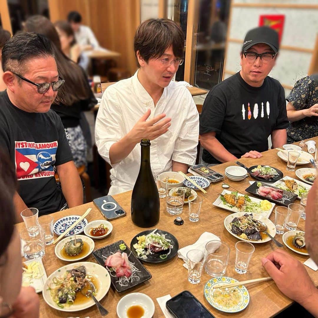 北川楓夏さんのインスタグラム写真 - (北川楓夏Instagram)「蔵元さんと日本酒を飲もうの会  1回目は8月に行われ、大雨災害で被害を受けた「ゆきの美人」の小林社長をお招きして。 みんなで頑張ろうね！と決起会のように開催されました🍶  2回目は同じNEXT5から新政酒造の佐藤祐輔社長がご参加😳 米への想い、酵母への想い、完成したお酒への想いを聞きながら飲むお酒は何倍も美味しく感じました。  祐輔さん、イベントなどでは拝見したことがありましたが、やはり内から出るカリスマ性みたいなのをヒシヒシと感じました。  この日私は素の祐輔さんを知りたくて参加したんですが、なんだろう、先輩に対して使っていい言葉なのかわかりませんが…とっても可愛らしい方でした💓  仕草とか、表情とか、可愛いんです。 クールに見えて、ちょっとあざとさもあるような表情をしたり、目をキラキラさせながら音楽のことを語ったり…そういう魅力が人を惹きつけているのかなと。  美味しいものを食べたり、美しいものを見たりって楽しいですけど、中身を知ってさらに好きになったり、堪能できる。改めて素敵な会に参加させていただいたなぁと思いました。贅沢すぎる時間でした！  これから酒蔵のみなさんは造りが始まる頃ですね。また今年も美味しいお酒が飲めますように！！✨  #akita #秋田 #秋田駅前 #中通 #永楽 #日本酒 #日本酒会 #ふうさんぽ #ふう探訪 #新政 #no6 #佐藤祐輔 さん #プレミアム日本酒会 #蔵元さんと飲もう」9月8日 11時44分 - fuka.kitagawa