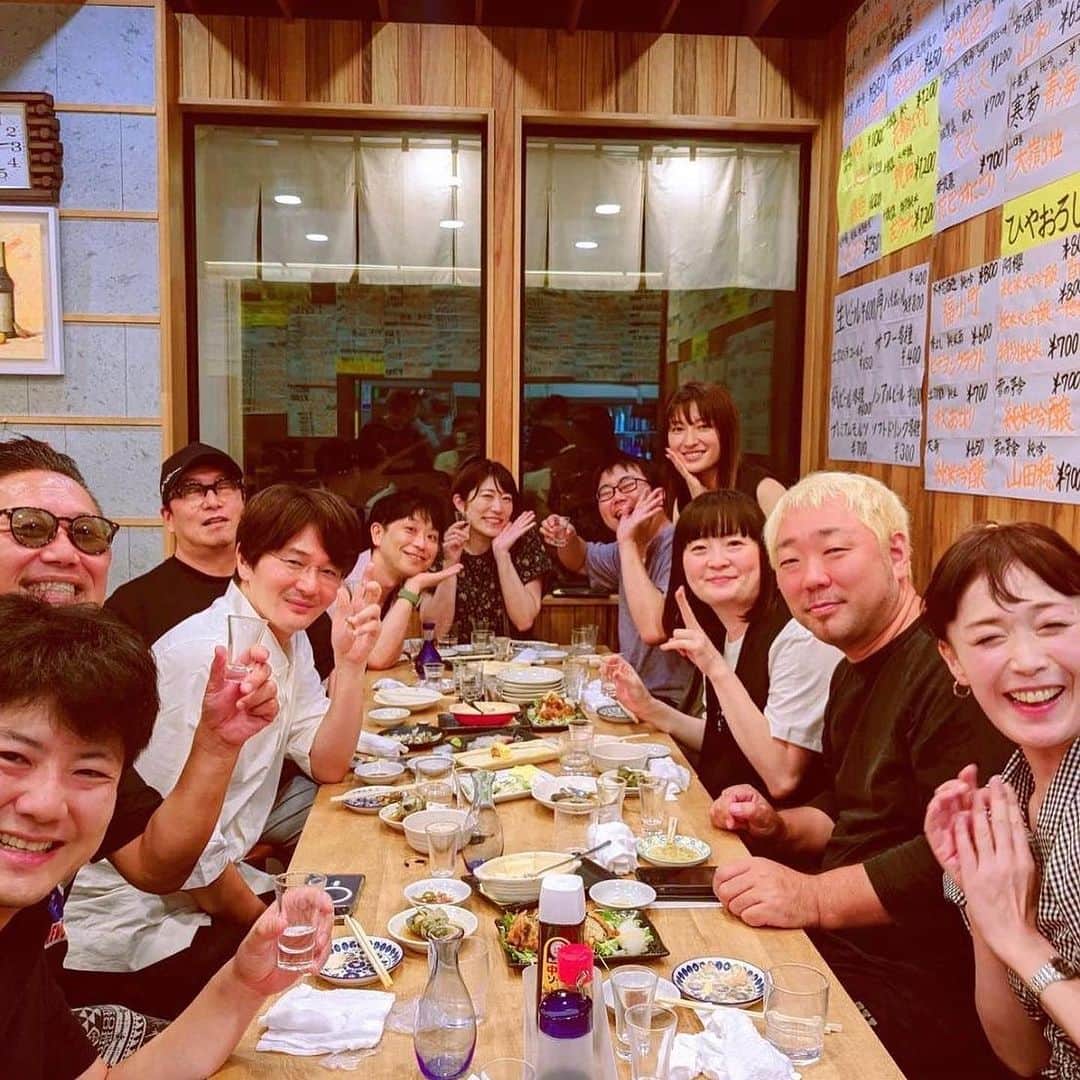北川楓夏さんのインスタグラム写真 - (北川楓夏Instagram)「蔵元さんと日本酒を飲もうの会  1回目は8月に行われ、大雨災害で被害を受けた「ゆきの美人」の小林社長をお招きして。 みんなで頑張ろうね！と決起会のように開催されました🍶  2回目は同じNEXT5から新政酒造の佐藤祐輔社長がご参加😳 米への想い、酵母への想い、完成したお酒への想いを聞きながら飲むお酒は何倍も美味しく感じました。  祐輔さん、イベントなどでは拝見したことがありましたが、やはり内から出るカリスマ性みたいなのをヒシヒシと感じました。  この日私は素の祐輔さんを知りたくて参加したんですが、なんだろう、先輩に対して使っていい言葉なのかわかりませんが…とっても可愛らしい方でした💓  仕草とか、表情とか、可愛いんです。 クールに見えて、ちょっとあざとさもあるような表情をしたり、目をキラキラさせながら音楽のことを語ったり…そういう魅力が人を惹きつけているのかなと。  美味しいものを食べたり、美しいものを見たりって楽しいですけど、中身を知ってさらに好きになったり、堪能できる。改めて素敵な会に参加させていただいたなぁと思いました。贅沢すぎる時間でした！  これから酒蔵のみなさんは造りが始まる頃ですね。また今年も美味しいお酒が飲めますように！！✨  #akita #秋田 #秋田駅前 #中通 #永楽 #日本酒 #日本酒会 #ふうさんぽ #ふう探訪 #新政 #no6 #佐藤祐輔 さん #プレミアム日本酒会 #蔵元さんと飲もう」9月8日 11時44分 - fuka.kitagawa