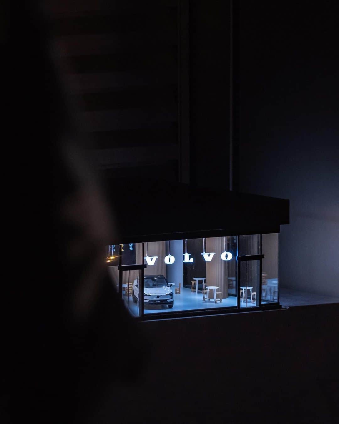 市川渚のインスタグラム：「. . 噂のSmallest Showroomを発見。  よーく見て歩いてないと見落としちゃうくらい小さいのに、とてもよく出来ていてかわいい👀 ボルボ史上一番小さなSUVである「EX30」の小さくても大きな可能性を秘めている、というコンセプトを表現したキャンペーンだとか。  東京は原宿駅前のWITH HARAJUKUと表参道キディランド横の2箇所。以後、大阪・名古屋・福岡に巡回するみたいなので、みなさんもぜひ探してみてね。  EX30のサブスクが当たるキャンペーンも実施中なので要チェックですぞ。 🔗https://jp.volvocars.com/jp/cp/ex30-smallest-showroom-2023-q3/  #VolvoEX30 #最も小さなボルボ  #VolvoSmallestShowroom #PR」