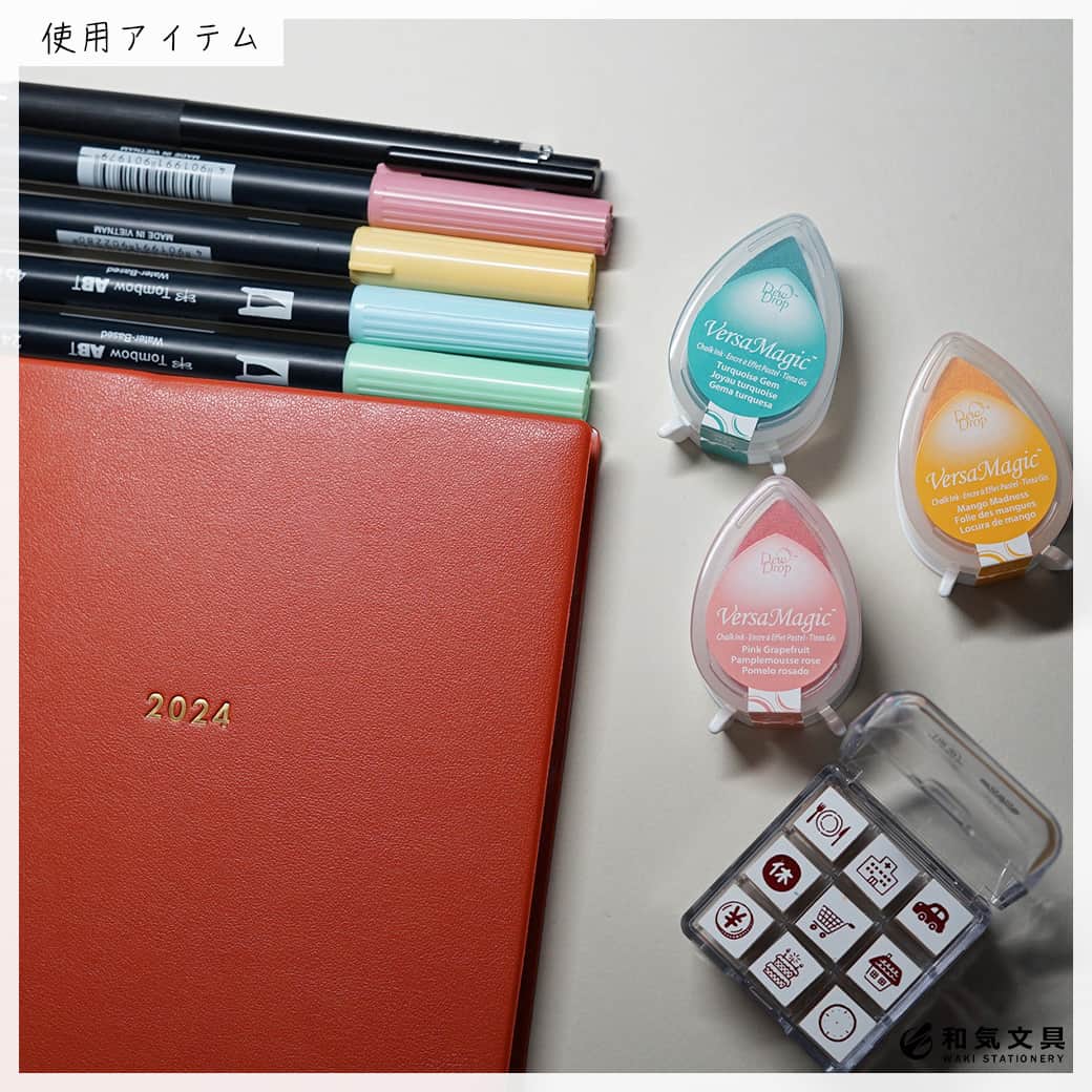 文房具の和気文具さんのインスタグラム写真 - (文房具の和気文具Instagram)「こんにちは！和気文具です🌞 . 今回はバーチカルページを活用した、手帳の使い方についての投稿です👍 バーチカルって細かい時間管理が難しそう...と思っている方も少なくないと思います😣そんなことはありません！バーチカルページとマンスリーページのレイアウトを使い分けて、予定管理上手になりましょう💡 . 🙌上手に予定管理をする3つのポイント🔔 1️⃣バーチカルページで予定を組み込む際には、時間枠を書き込むべし☝️フレームを書き込むことで、空き時間が圧倒的に分かりやすくなります！時間の活用をするためにも、スペースを把握しておきましょう😉 2️⃣スタンプで予定の種類を一目瞭然に！好きなスタンプでスケジュールを組分けしておくと、プライベートと仕事の切り替えも分かりやすい✨色を変えたりしても🙆‍♂️ 3️⃣マンスリーページにはトピックのみを書き込んで、詳しい情報はバーチカルページに書き込んでおくべし☝️情報量も住み分けしておくと、予定の捜索が簡単になります！ 見やすくなるようにマンスリーの情報はシンプルにまとめておきましょう📌 . 予定管理をすることで、やりたかった事を実行できる余裕が生まれるかもしれません♪  現状把握にも使えるので、ぜひ試してみて下さいね😙 . 今回はMOMENT PLANNERを使ってバーチカルページの活用方法をご紹介してみました📖!マンスリーとバーチカルページが一気に見れてとても便利😲 ページの折れにくさも改善されていて、手帳の進化を感じました🧐インデックスの見やすさなどの細かい配慮も感じられる、使い勝手の良い1冊です🫶ホリゾンタルタイプもあるので、ぜひチェックしてみて下さいね🥳 . 他の使い方はyoutubeにも掲載しています 「和気文具チャンネル」で検索してね😊 . ここまでご覧いただきありがとうございました！ .  #大人可愛い #手帳 #文具 #手帳 #文具好き #文具好きな人と繋がりたい #文房具屋 #文具女子 #文具の使い方 #文具時間 #文具タイム #文具生活 #手帳好きさんと繋がりたい #文具ゆる友 #和気文具」9月8日 11時45分 - wakibungu