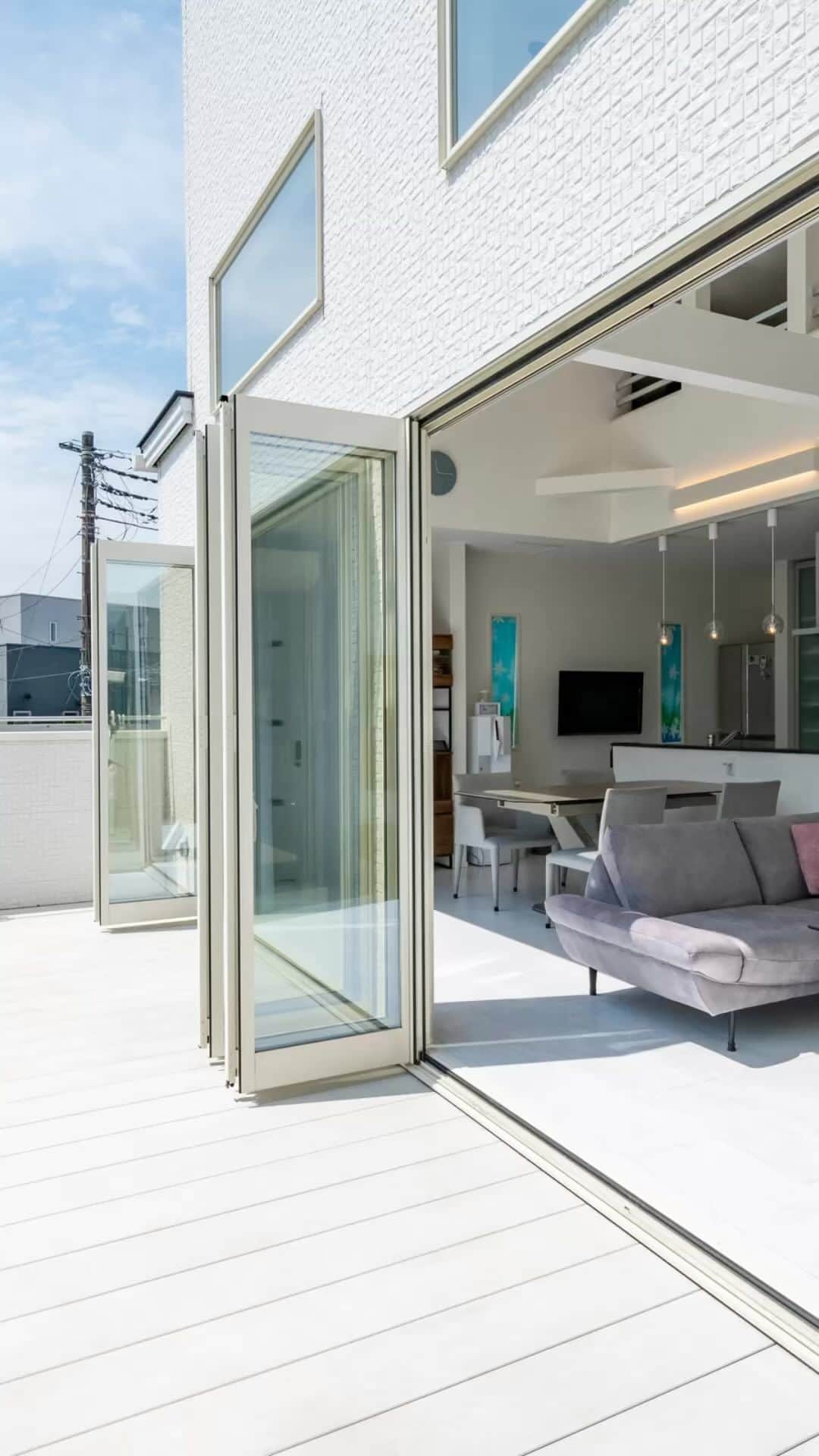 タマホーム株式会社のインスタグラム：「𖠿 TamaHome Room Tour オーナー様宅から「リビングに繋がるバルコニーが魅力の家」をご紹介いたします。  #タマホーム #マイホーム #注文住宅 #マイホーム計画 #モデルハウス #間取り相談 #施工実例 #建築実例 #住宅ローン #空間設計  #丁寧な暮らし #バルコニーのある暮らし #バルコニーライフ」