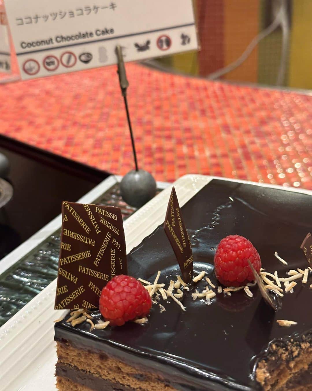 イトウジュン（タイ料理研究家）さんのインスタグラム写真 - (イトウジュン（タイ料理研究家）Instagram)「続き  シェラトン・グランデ・トーキョーベイ・ホテル/Sheraton Grande Tokyo Bay Hotel (OFFICIAL)にいます — シェラトン・グランデ・トーキョーベイホテルが9月限定のタイフードビュッフェ開催中🇹🇭🫚🫛 クオリティ高くてタイ料理のメニューもとにかく種類が多い‼️ タイのローカルフードや郷土料理をオリジナルアレンジした日替わりメニューや、『ミシュランガイド北陸2021特別版』にミシュランプレート店として掲載された、富山県のタイ料理専門店「喃楽（なんらく）」の中川幸夫シェフとコラボメニューもあり✨✨😋🇹🇭  グリーンカレーやトムヤムラーメン、プーパッポンカリーも本場の美味しさ😋  レッドカレーのスパゲティや ガパオのピッツァなどもあり  タイのスイーツ🍰もめーーっちゃ種類があって感激🤩  さらに期間中、ホテル2階ロビーでタイ伝統舞踊🪭のパフォーマンスあり トゥクトゥクもあって写真撮影もできます📷  9月1日〜30日 ブッフェ・ダイニング『グランカフェ』 ランチ　4500円　11時半〜14時半　90分制 ディナー　6800円　17〜21時半　120分制  #シェラトングランデ東京ベイ  #シェラトングランデトーキョーベイホテル  #タイ料理  #タイ料理好きな人と繋がりたい  #タイ料理食べ放題 #ホテルビュッフェ  #9月限定 #期間限定 #タイフードブッフェ #ミシュラン #ソムタム #マッサマンカレー  #グランカフェ  #東京ディズニーリゾート  #タイ国政府観光庁  #タイ航空 #タイ料理専門店喃楽 #食べ放題ビュッフェ  #浦安グルメ  #辛い物好き  #グリーンカレー #トムヤムクン #トゥクトゥク」9月8日 11時39分 - junito.13