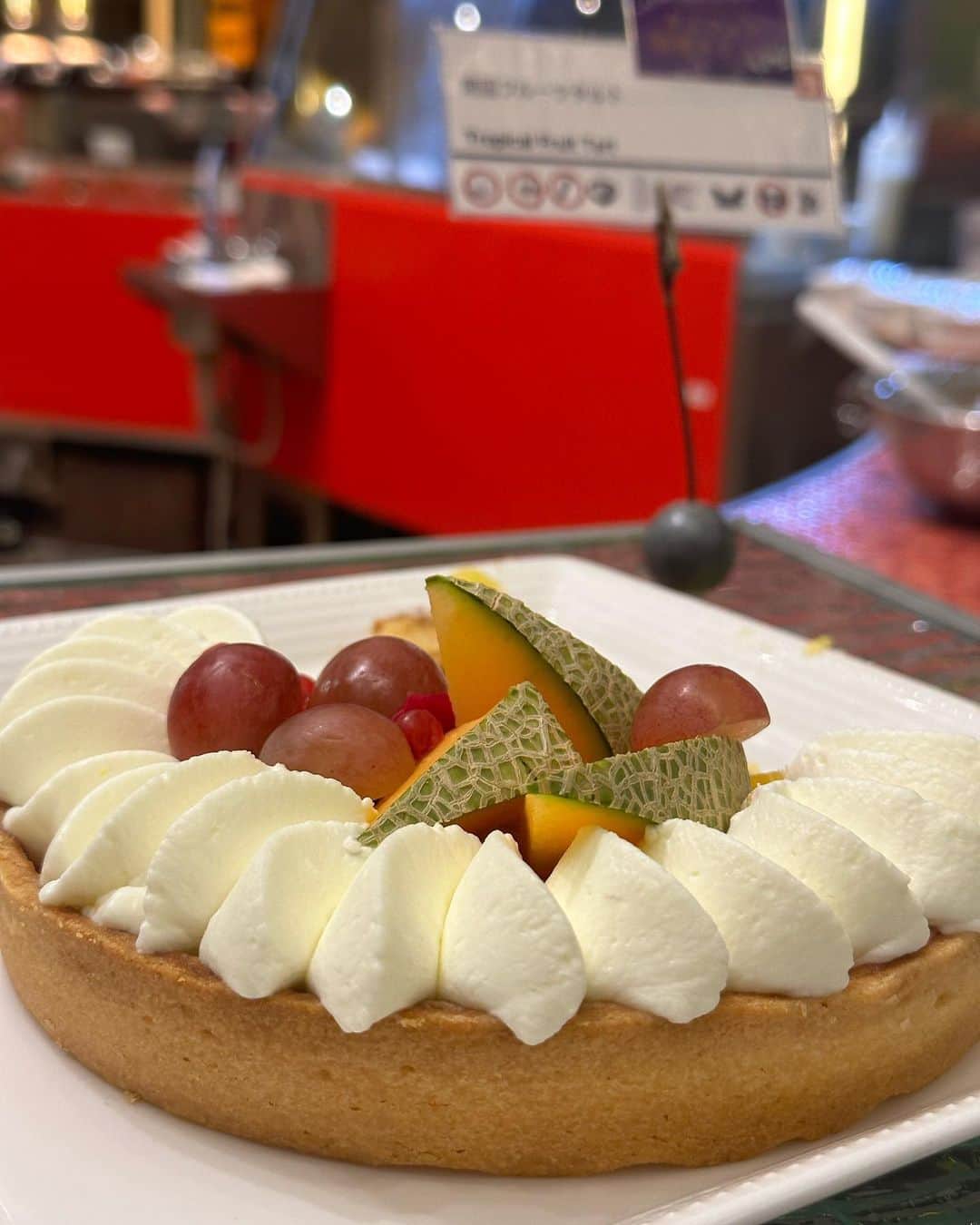 イトウジュン（タイ料理研究家）さんのインスタグラム写真 - (イトウジュン（タイ料理研究家）Instagram)「続き  シェラトン・グランデ・トーキョーベイ・ホテル/Sheraton Grande Tokyo Bay Hotel (OFFICIAL)にいます — シェラトン・グランデ・トーキョーベイホテルが9月限定のタイフードビュッフェ開催中🇹🇭🫚🫛 クオリティ高くてタイ料理のメニューもとにかく種類が多い‼️ タイのローカルフードや郷土料理をオリジナルアレンジした日替わりメニューや、『ミシュランガイド北陸2021特別版』にミシュランプレート店として掲載された、富山県のタイ料理専門店「喃楽（なんらく）」の中川幸夫シェフとコラボメニューもあり✨✨😋🇹🇭  グリーンカレーやトムヤムラーメン、プーパッポンカリーも本場の美味しさ😋  レッドカレーのスパゲティや ガパオのピッツァなどもあり  タイのスイーツ🍰もめーーっちゃ種類があって感激🤩  さらに期間中、ホテル2階ロビーでタイ伝統舞踊🪭のパフォーマンスあり トゥクトゥクもあって写真撮影もできます📷  9月1日〜30日 ブッフェ・ダイニング『グランカフェ』 ランチ　4500円　11時半〜14時半　90分制 ディナー　6800円　17〜21時半　120分制  #シェラトングランデ東京ベイ  #シェラトングランデトーキョーベイホテル  #タイ料理  #タイ料理好きな人と繋がりたい  #タイ料理食べ放題 #ホテルビュッフェ  #9月限定 #期間限定 #タイフードブッフェ #ミシュラン #ソムタム #マッサマンカレー  #グランカフェ  #東京ディズニーリゾート  #タイ国政府観光庁  #タイ航空 #タイ料理専門店喃楽 #食べ放題ビュッフェ  #浦安グルメ  #辛い物好き  #グリーンカレー #トムヤムクン #トゥクトゥク」9月8日 11時39分 - junito.13