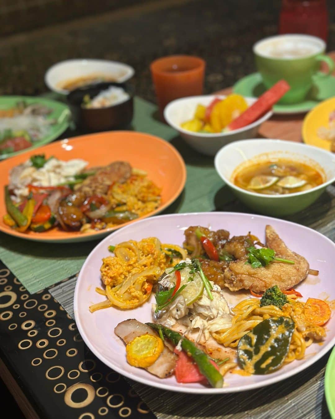 イトウジュン（タイ料理研究家）さんのインスタグラム写真 - (イトウジュン（タイ料理研究家）Instagram)「続き  シェラトン・グランデ・トーキョーベイ・ホテル/Sheraton Grande Tokyo Bay Hotel (OFFICIAL)にいます — シェラトン・グランデ・トーキョーベイホテルが9月限定のタイフードビュッフェ開催中🇹🇭🫚🫛 クオリティ高くてタイ料理のメニューもとにかく種類が多い‼️ タイのローカルフードや郷土料理をオリジナルアレンジした日替わりメニューや、『ミシュランガイド北陸2021特別版』にミシュランプレート店として掲載された、富山県のタイ料理専門店「喃楽（なんらく）」の中川幸夫シェフとコラボメニューもあり✨✨😋🇹🇭  グリーンカレーやトムヤムラーメン、プーパッポンカリーも本場の美味しさ😋  レッドカレーのスパゲティや ガパオのピッツァなどもあり  タイのスイーツ🍰もめーーっちゃ種類があって感激🤩  さらに期間中、ホテル2階ロビーでタイ伝統舞踊🪭のパフォーマンスあり トゥクトゥクもあって写真撮影もできます📷  9月1日〜30日 ブッフェ・ダイニング『グランカフェ』 ランチ　4500円　11時半〜14時半　90分制 ディナー　6800円　17〜21時半　120分制  #シェラトングランデ東京ベイ  #シェラトングランデトーキョーベイホテル  #タイ料理  #タイ料理好きな人と繋がりたい  #タイ料理食べ放題 #ホテルビュッフェ  #9月限定 #期間限定 #タイフードブッフェ #ミシュラン #ソムタム #マッサマンカレー  #グランカフェ  #東京ディズニーリゾート  #タイ国政府観光庁  #タイ航空 #タイ料理専門店喃楽 #食べ放題ビュッフェ  #浦安グルメ  #辛い物好き  #グリーンカレー #トムヤムクン #トゥクトゥク」9月8日 11時39分 - junito.13