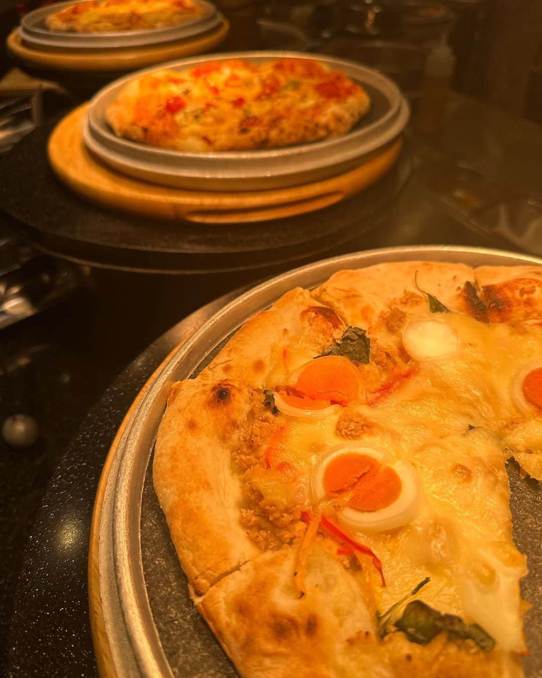 イトウジュン（タイ料理研究家）さんのインスタグラム写真 - (イトウジュン（タイ料理研究家）Instagram)「続き  シェラトン・グランデ・トーキョーベイ・ホテル/Sheraton Grande Tokyo Bay Hotel (OFFICIAL)にいます — シェラトン・グランデ・トーキョーベイホテルが9月限定のタイフードビュッフェ開催中🇹🇭🫚🫛 クオリティ高くてタイ料理のメニューもとにかく種類が多い‼️ タイのローカルフードや郷土料理をオリジナルアレンジした日替わりメニューや、『ミシュランガイド北陸2021特別版』にミシュランプレート店として掲載された、富山県のタイ料理専門店「喃楽（なんらく）」の中川幸夫シェフとコラボメニューもあり✨✨😋🇹🇭  グリーンカレーやトムヤムラーメン、プーパッポンカリーも本場の美味しさ😋  レッドカレーのスパゲティや ガパオのピッツァなどもあり  タイのスイーツ🍰もめーーっちゃ種類があって感激🤩  さらに期間中、ホテル2階ロビーでタイ伝統舞踊🪭のパフォーマンスあり トゥクトゥクもあって写真撮影もできます📷  9月1日〜30日 ブッフェ・ダイニング『グランカフェ』 ランチ　4500円　11時半〜14時半　90分制 ディナー　6800円　17〜21時半　120分制  #シェラトングランデ東京ベイ  #シェラトングランデトーキョーベイホテル  #タイ料理  #タイ料理好きな人と繋がりたい  #タイ料理食べ放題 #ホテルビュッフェ  #9月限定 #期間限定 #タイフードブッフェ #ミシュラン #ソムタム #マッサマンカレー  #グランカフェ  #東京ディズニーリゾート  #タイ国政府観光庁  #タイ航空 #タイ料理専門店喃楽 #食べ放題ビュッフェ  #浦安グルメ  #辛い物好き  #グリーンカレー #トムヤムクン #トゥクトゥク」9月8日 11時39分 - junito.13