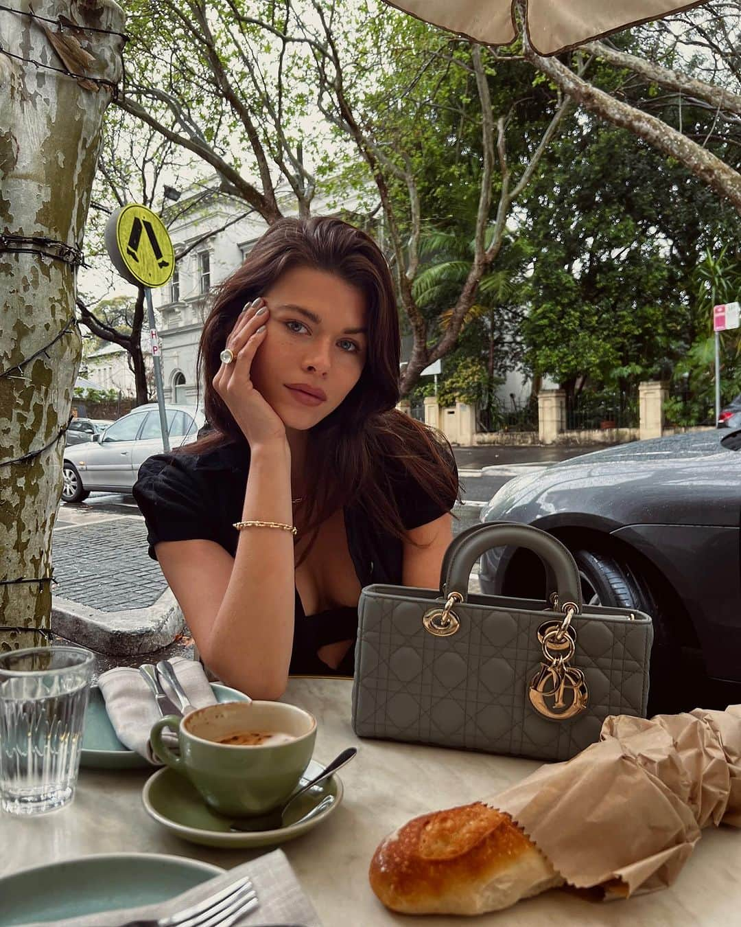 ジョージア・フォウラーさんのインスタグラム写真 - (ジョージア・フォウラーInstagram)「Transported with a #LadyDior @dior 🥖☕️」9月8日 11時52分 - georgiafowler