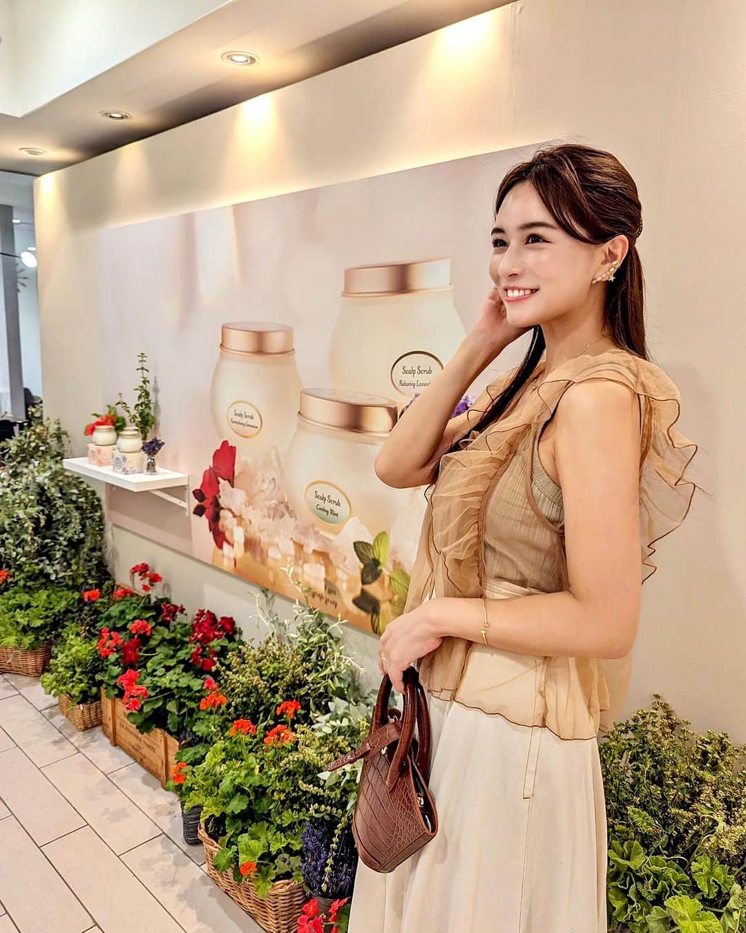 石井里奈さんのインスタグラム写真 - (石井里奈Instagram)「9/1に発売した @sabon_japan の新製品、ヘッドスクラブを試してきたよ︎🌼💚 . 普段のシャンプーの前に頭皮につけてマッサージするだけ！ 3種類あってオイリーにはリフレッシング、乾燥にはリラクシング、エイジングケアにはリプレニッシングがおすすめ❤️ . 私は暑い夏で汗がすごかったのでリフレッシングを体験！すごくすっきりして汚れがしっかり落とせた感じ！ だからシャンプーの泡立ちも良くて普段の使用量がかなり少なくなったよ🩷 容器もかわいいのでギフトにも♡ . 髪の毛の立ち上がりもよくてサラサラ髪になって嬉しかったな🥹♥️ . #sabon #サボン #sabonヘッドスクラブ #sabon頭皮ケア #ヘアケア #スクラブ #scrub #ヘアトリートメント #ギフト #プレゼント #ミント #ゼラニウム #ラベンダー #香りフェチ #匂いフェチ #スカルプケア #頭皮ケア」9月8日 11時46分 - ri7tin1025