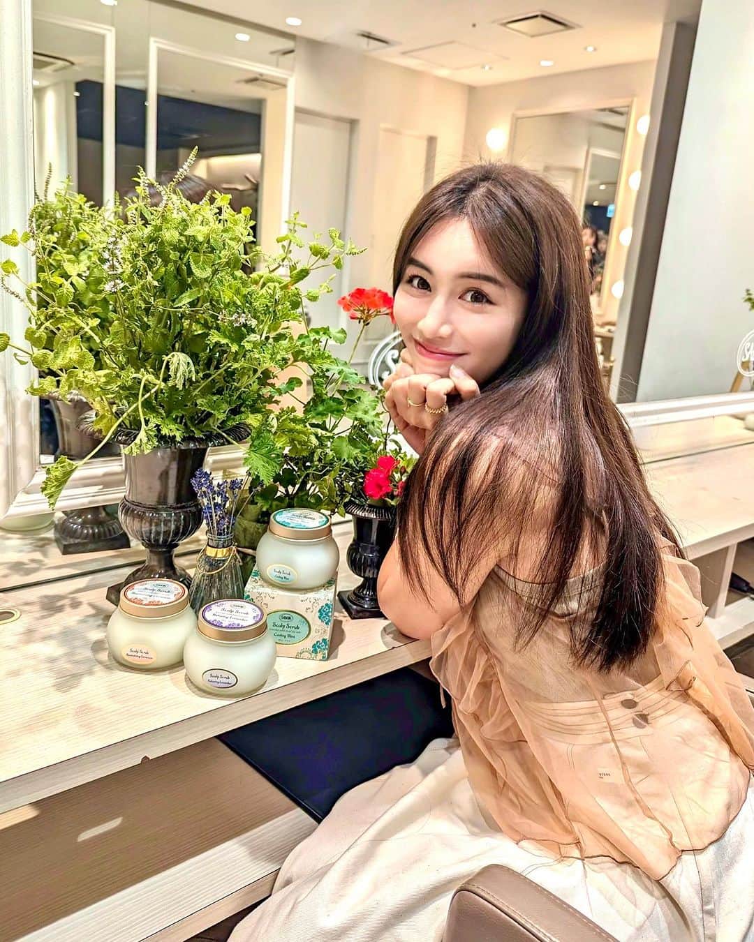 石井里奈さんのインスタグラム写真 - (石井里奈Instagram)「9/1に発売した @sabon_japan の新製品、ヘッドスクラブを試してきたよ︎🌼💚 . 普段のシャンプーの前に頭皮につけてマッサージするだけ！ 3種類あってオイリーにはリフレッシング、乾燥にはリラクシング、エイジングケアにはリプレニッシングがおすすめ❤️ . 私は暑い夏で汗がすごかったのでリフレッシングを体験！すごくすっきりして汚れがしっかり落とせた感じ！ だからシャンプーの泡立ちも良くて普段の使用量がかなり少なくなったよ🩷 容器もかわいいのでギフトにも♡ . 髪の毛の立ち上がりもよくてサラサラ髪になって嬉しかったな🥹♥️ . #sabon #サボン #sabonヘッドスクラブ #sabon頭皮ケア #ヘアケア #スクラブ #scrub #ヘアトリートメント #ギフト #プレゼント #ミント #ゼラニウム #ラベンダー #香りフェチ #匂いフェチ #スカルプケア #頭皮ケア」9月8日 11時46分 - ri7tin1025