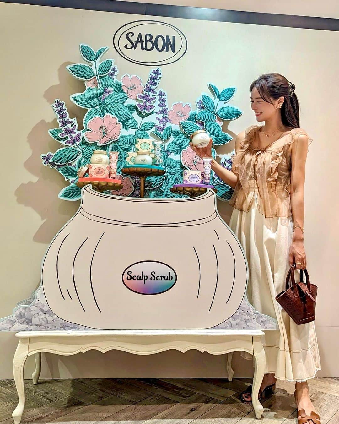 石井里奈さんのインスタグラム写真 - (石井里奈Instagram)「9/1に発売した @sabon_japan の新製品、ヘッドスクラブを試してきたよ︎🌼💚 . 普段のシャンプーの前に頭皮につけてマッサージするだけ！ 3種類あってオイリーにはリフレッシング、乾燥にはリラクシング、エイジングケアにはリプレニッシングがおすすめ❤️ . 私は暑い夏で汗がすごかったのでリフレッシングを体験！すごくすっきりして汚れがしっかり落とせた感じ！ だからシャンプーの泡立ちも良くて普段の使用量がかなり少なくなったよ🩷 容器もかわいいのでギフトにも♡ . 髪の毛の立ち上がりもよくてサラサラ髪になって嬉しかったな🥹♥️ . #sabon #サボン #sabonヘッドスクラブ #sabon頭皮ケア #ヘアケア #スクラブ #scrub #ヘアトリートメント #ギフト #プレゼント #ミント #ゼラニウム #ラベンダー #香りフェチ #匂いフェチ #スカルプケア #頭皮ケア」9月8日 11時46分 - ri7tin1025