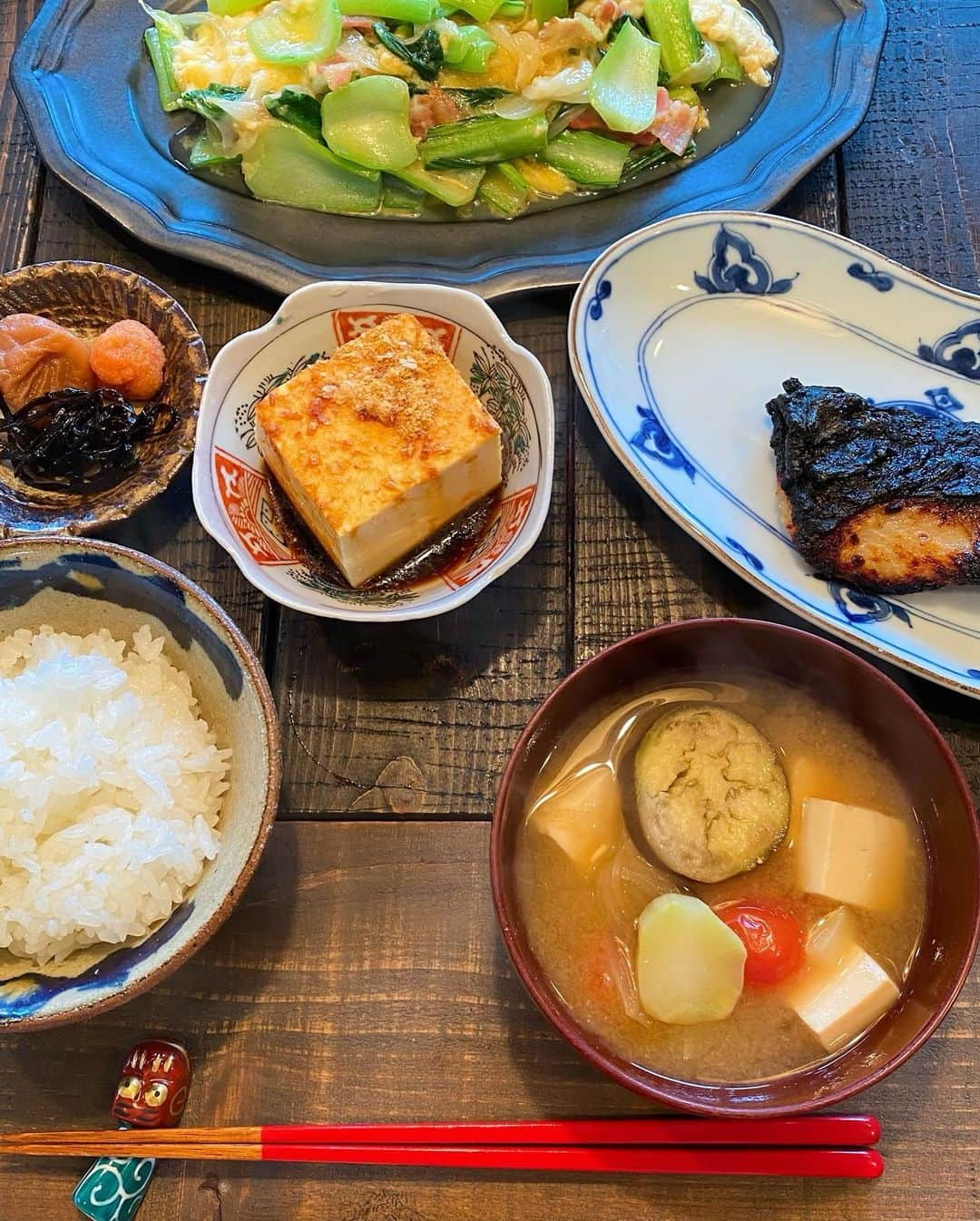 島谷ひとみのインスタグラム：「和朝食🍚🥢。  天気が悪いせいか、すっかり涼しい東京🗼。  しっとりゆっくり朝ごはんw  ゆっくりし過ぎて、銀鱈西京焼きが火事💦  最強焼きになってしまたw  お花をたくさんいただき、家の至るところが軽いお花屋さん化しておりますw🌸🌷🌹🌻🌺  上手く飾れない私w  大きな花瓶を買わなければ❗️  さて❗️  今日はリハーサルです♪  皆さん台風の影響があるかと思います。 お気をつけください♡  #私の豊かな暮らしごと #おうちごはん #ブランチ #島谷製作所 #島谷ひとみ」