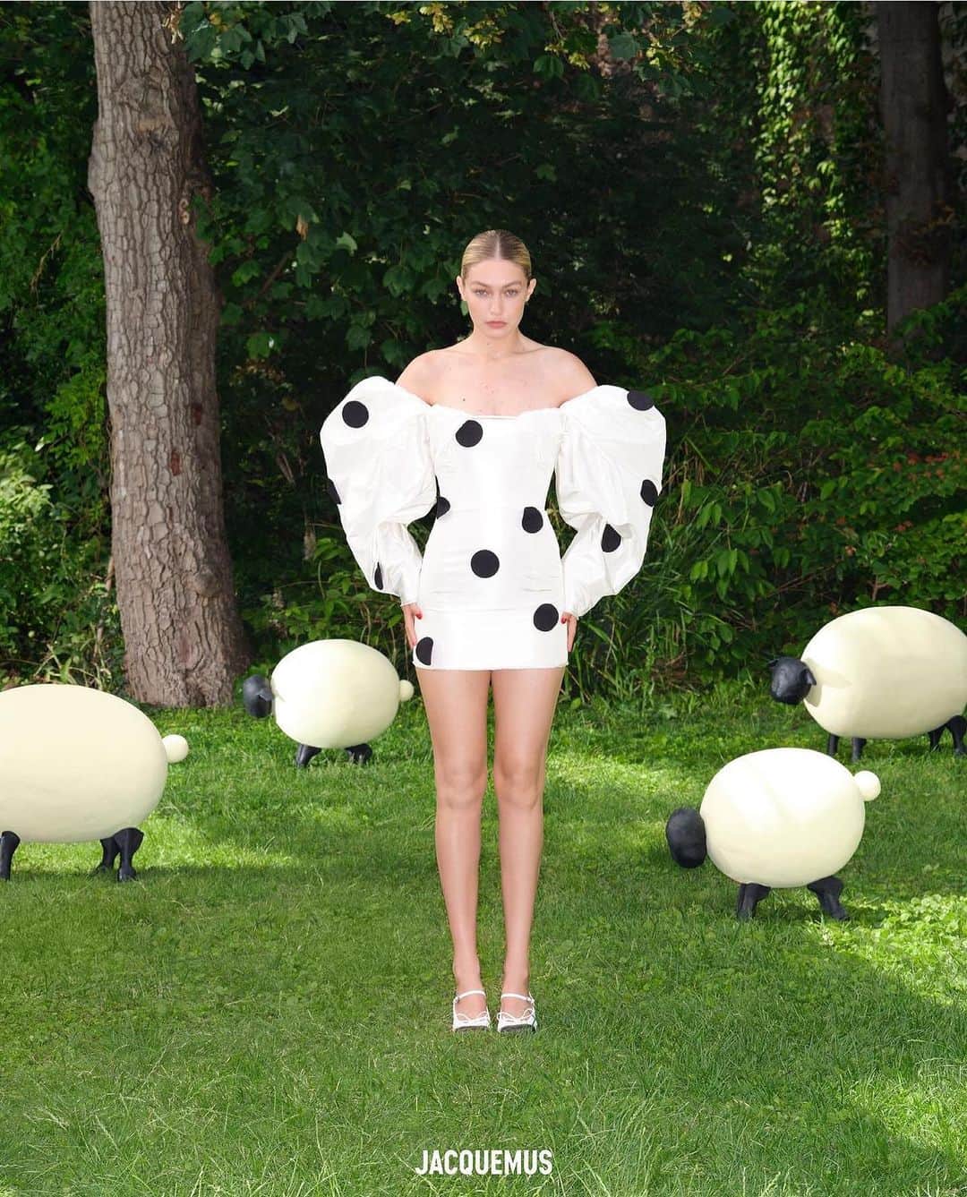 ジジ・ハディッドさんのインスタグラム写真 - (ジジ・ハディッドInstagram)「LE CHOUCHOU @jacquemus by johnny dufort 🍒🐑🫧 merci ma chérie @simon_porte_jacquemus」9月8日 11時46分 - gigihadid