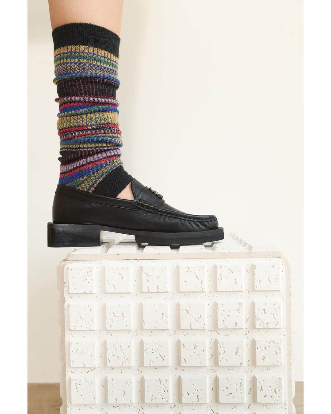 のインスタグラム：「.  Tabio 2023 Autumn/Winter  "my identity my style"  _________________  ▷ジャカードボーダーレッグウォーマー #021400216 ¥1,980 １０月中旬入荷予定 ________________  #tabio#madeinjapan #socks#23aw#legwarmers  #タビオ#レッグウォーマー#足元コーデ」
