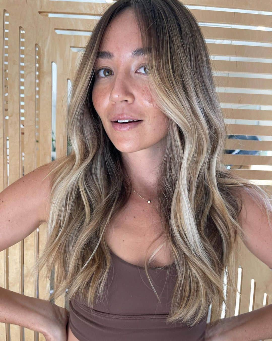 アリッサ ウーテンのインスタグラム：「@foundryco.op @foundryco.mbhair @heenz All the thank you’s and the 💕 for making me feel like me again!  It’s been so long since I’ve had my hair done. I’m so happy ✨」