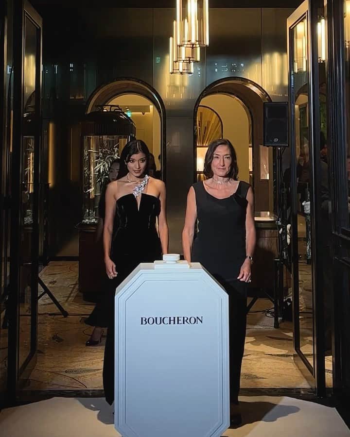 のインスタグラム：「Boucheron🤍 from Paris to Tokyo🤍  1858年に創業者フレデリック•ブシュロンさんによってパリで始まったジュエリーブランド『ブシュロン』 ブシュロンさんは、14歳の頃からジュエリー製作を学び始めて世界で初めてダイヤモンドに彫刻を施した人でもあるよ！ 動物や花、自然をモチーフとしたデザインがとても得意で、そのジュエリーをみるとよく、心がトロッと溶けて奪われるようなきもちになる🕊   私が今身に付けているのは、アイビー（ツタ）の植物のデザインのネックレスとリング🌱で、動くとそよ風に揺れるように、細かくぷるっと揺れるようにデザインされているよ♪  今回はブシュロンのアンバサダーとして新しくなったGinzaのBoucheron boutiqueで社長のエレーヌさんとオープニングを飾ったよ✨  パリでPagesという素晴らしいレストランを立ち上げた日本人シェフの手嶋さんが今回はブシュロンのディナーで素敵なお料理をお披露目してくれたよ🍽️  アートのように細かく作り上げられたお料理たちに、また心が奪われちゃったよ🫠  楽しくて夢のような時間をありがとうございます🤍 @boucheron」