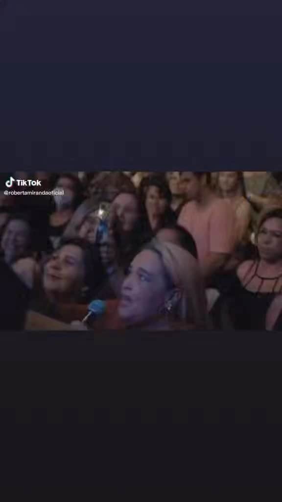 のインスタグラム：「Perdi minha fã , Meire Martins.   Ouça que ela diz “não saio de casa , só sai pra te ver “ Fazia anos e anos que ela não ia a lugar algum . Depressão! Eu vi tanto amor que o mínimo que pude oferecer naquele momento foi um abraço ! Que bom que abracei o meu tesouro ! Sinto muito , família e amigos !  Cada vez que perco um Fã , perco parte de mim!」