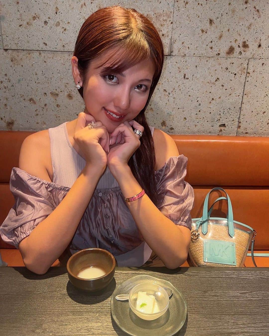 神谷麻美さんのインスタグラム写真 - (神谷麻美Instagram)「#ドラゴンカルビ 行ったよ🥰❤️✨️  横浜ランドマークタワー30周年を記念した期間限定コース 食べたよっ💖🥰✨️  黒毛和牛豪華階段盛り合わせ、雲丹ロース、サムギョプサル、石焼ビビンバなど、 豪華で、お肉が全部すごく美味しかったぁ🥰💖✨️ #炭火焼肉 だよ❤️‍🔥✨️  #マッコリ も美味しかった🍶🥰🩷✨️  #ランドマーク にあるから、行きやすかった🥰💖✨️  PR @doragonkarubi #ドラゴンカルビ #横浜グルメ #横浜ディナー #横浜焼肉 #横浜デート #東横線グルメ #桜木町グルメ #桜木町ディナー」9月8日 11時54分 - asamice428