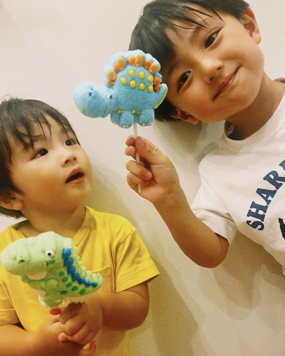 日下部ゆいこのインスタグラム：「. . 体に悪そうなお菓子。 . 幼少期アメリカ育ちの私は お菓子といえば 着色料たっぷりのものばかりでした。 . 見た目には食いついても 数口食べたらいらなくなる子供たち。 . . 台風も気をつけてくださいませ。 私も移動距離のある撮影現場なので 濡れる覚悟で出かけます。 . . #男の子#男の子兄弟#男の子ママ#5歳#2歳」