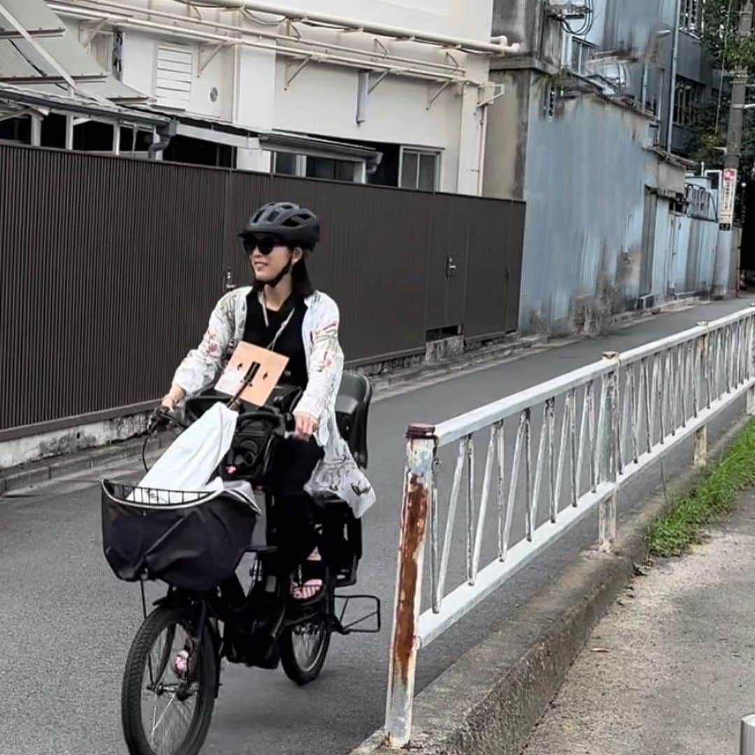 矢沢心さんのインスタグラム写真 - (矢沢心Instagram)「☆  自転車のヘルメットを購入🪖✨ 形や色や素材や重量 同じように見えても違うので 被ってみないと分からないですね。  早速被って移動しました☆  #自転車ヘルメット #お揃い #家にヘルメットがたくさん #頭を守る #かごの中 #購入した空気入れ @masato.official」9月8日 11時57分 - yazawashin.official
