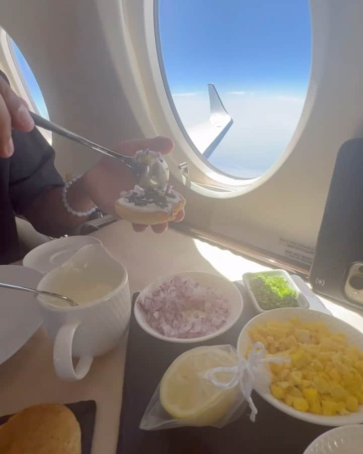 ブライアン・マックナイトのインスタグラム：「Our family birthday tradition: caviar at 45,000 ft✈️🥂🍾 21 and still celebrating!   #iloveourlife #mrandmrsmcknightworldtour23 #knightandlei❤️ #ohana #blessed」