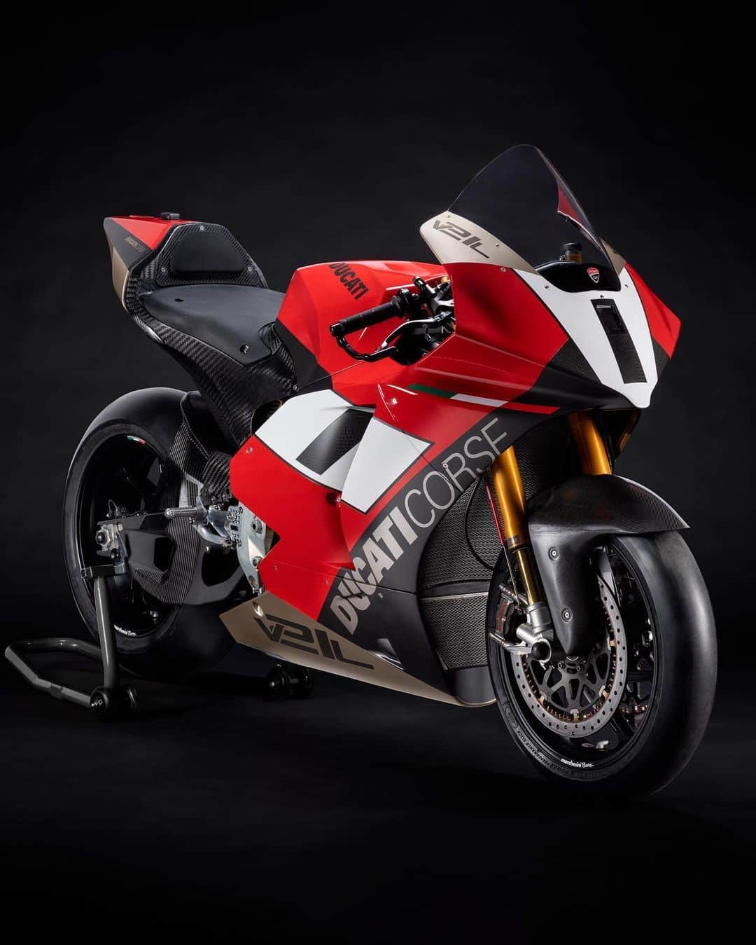 Ducati Japanさんのインスタグラム写真 - (Ducati JapanInstagram)「ドイツ国際モーターショーでスペシャルカラーを纏ったドゥカティV21L Moto E電動バイクを発表  ベースのドゥカティ・レッド、ホワイトのゼッケンプレート、ゴールドのアクセント、露出したブラックのカーボンファイバーが未来と伝統を象徴。  この MotoE バイクは、IAA MOBILITY（ドイツ国際モーターショー）2023 のフォルクスワーゲン・グループ・メディア・ナイト"Success by Design"の中で披露されました。  詳細はドゥカティ公式Webサイトからご覧ください。  #ドゥカティいいじゃん #ドゥカティ #DUCATI #バイクレース #MotoE #DucatiMotoE #V21L」9月8日 12時00分 - ducatijapan