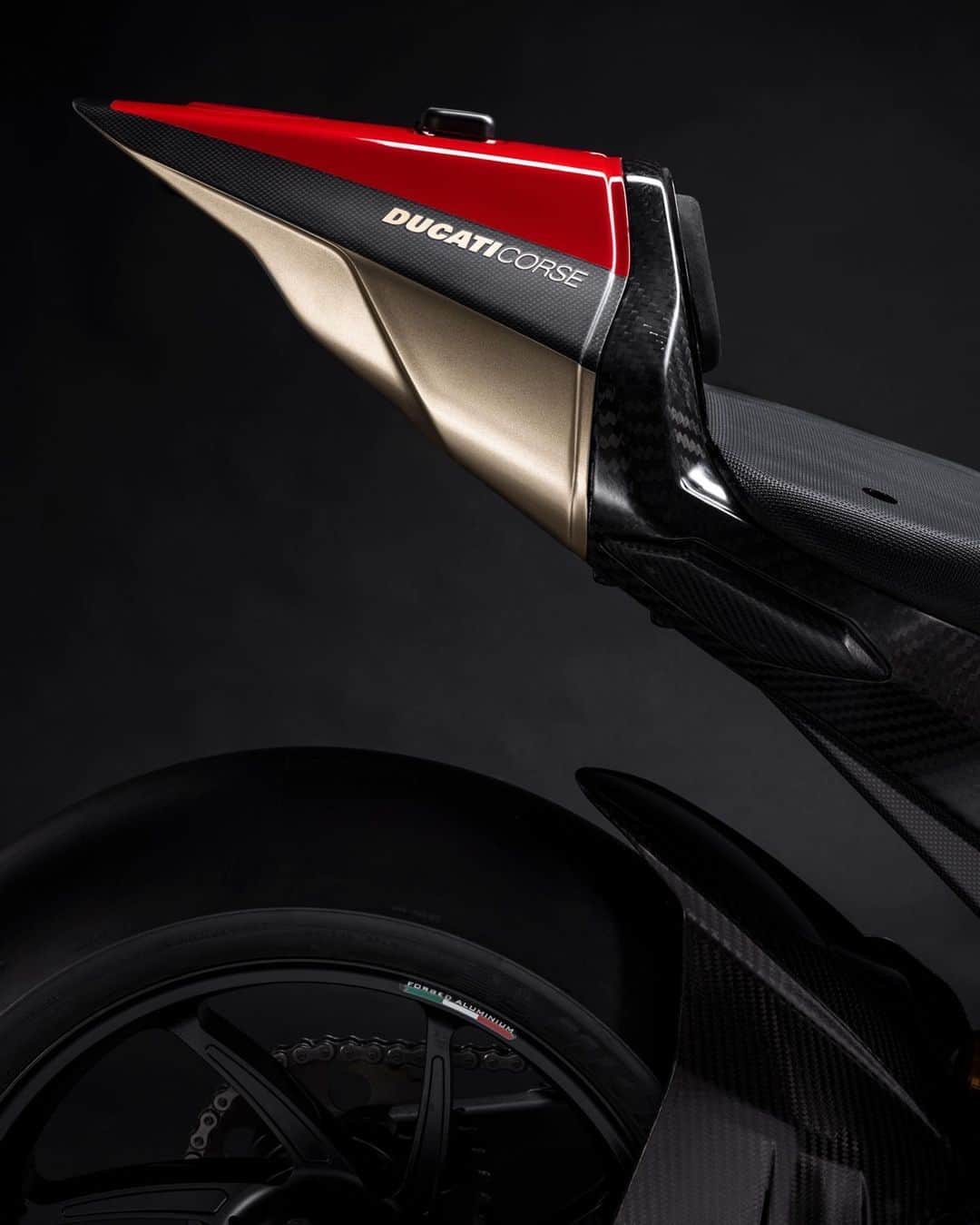 Ducati Japanさんのインスタグラム写真 - (Ducati JapanInstagram)「ドイツ国際モーターショーでスペシャルカラーを纏ったドゥカティV21L Moto E電動バイクを発表  ベースのドゥカティ・レッド、ホワイトのゼッケンプレート、ゴールドのアクセント、露出したブラックのカーボンファイバーが未来と伝統を象徴。  この MotoE バイクは、IAA MOBILITY（ドイツ国際モーターショー）2023 のフォルクスワーゲン・グループ・メディア・ナイト"Success by Design"の中で披露されました。  詳細はドゥカティ公式Webサイトからご覧ください。  #ドゥカティいいじゃん #ドゥカティ #DUCATI #バイクレース #MotoE #DucatiMotoE #V21L」9月8日 12時00分 - ducatijapan