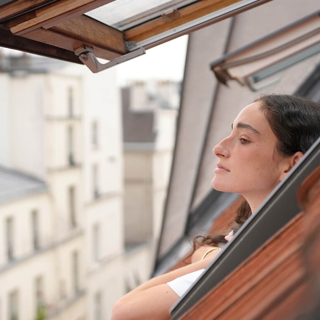 フィガロジャポンさんのインスタグラム写真 - (フィガロジャポンInstagram)「パリに暮らす女性たちのファッションやライフスタイルを紹介する連載「パリジェンヌファイル」。今回は⼥優、モデルとして活躍するアリス・ドゥ・ブロックヴィル（ @alicedebroqueville ）のモーニングルーティーンについてご紹介🍃⁠ ⁠ pic② モーニングルーティン1. 窓を全開にする⁠ どんなに早い朝も、曇りでも⾬の日だって家中の窓を全開にして顔を出し、⼤きく深呼吸。⼼が整って１⽇が良い⽇になる気がするから。⁠ ⁠ pic③ モーニングルーティン2. カフェオレを飲む⁠ 温めたオーツミルク⼊りのカフェオレが⼤好き。時間に余裕がある⽇は、ヴォージュ広場の馴染みのカフェへ⾏って読みかけの⼩説や仕事の台本を読んで過ごす。⁠ ⁠ pic④ モーニングルーティン3. オーガニックコスメでフェイスケア⁠ ラ・ロッシュ＝ポゼの洗顔クリームで優しく洗顔した後、お気に⼊りブランドジ・オーディナリーで⽬元のむくみを抑える効果のカフェイン⼊りアイセラムや、植物成分の保湿セラムでケア。⁠ ⁠ 詳しい情報はプロフィールのLink In Bioにてチェック🔗 ⁠ ⁠ photography: Yusuke Kinaka⁠ editing: @suzukichako⁠ ⁠ #パリジェンヌファイル #Parisienne #パリジェンヌ #モーニングルーティーン #morningroutine⁠ ⁠ ⁠」9月8日 12時00分 - madamefigarojapon