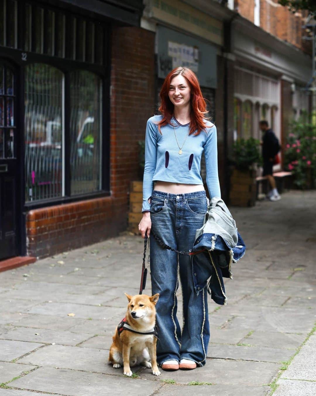 FUDGEのインスタグラム：「‣ ‣ ‣Dog & Partner SNAP in LONDON ロンドナーと素敵なパートナー  ペット先進国と言われるイギリスでは、街中や公園はもちろん、レストランや交通機関などのあらゆる場所で、かわいいワンちゃんに出会うことができる。 ロンドンのワンダフルライフを、ちょっぴり覗いてみませんか?  〔 Photo 01 〕Leyla & Mushu 世界的に大人気な柴犬! ロンドンでも人気者なんだって  〔 Photo 02 〕Grace & Winnie 飼い主とペットって似てくるっていうよね！グレイスとウィニーもふわふわヘアーが愛らしい  〔 Photo 03 〕Pippa & Betty 英国では人も犬もしっかりレッスンを受けるからリードなしでもお利口さんなのだ  - - - - - - - - - - - - - - - 『FUDGE』2023年9月号は『 PARIS & LONDON SNAP! パリジェンヌとロンドンガールをスナップ! スナップ!! スナップ!!! 』特集全国の書店、コンビニ、webで人気販売中です！◎ ぜひ最新号をゲットして @fudge_magazine をタグ付けしてくださいね！  《FUDGEの他のアカウントも更新中》 ⌎men'sFUDGE @mensfudge ⌎snap @fudge_snap ⌎online store @fudge_online_store ⌎friend @fudge_friend ⌎coffee @fudge_coffee  #fudge #ファッジ #fudge_magazine #洋服好きな人と繋がりたい #服好き #おしゃれ女子 #おしゃれ好き #お洒落好き #お洒落女子 #シャツ #Tシャツ #靴 #ワンピース #コーディネート #カジュアルコーデ #夏コーデ」