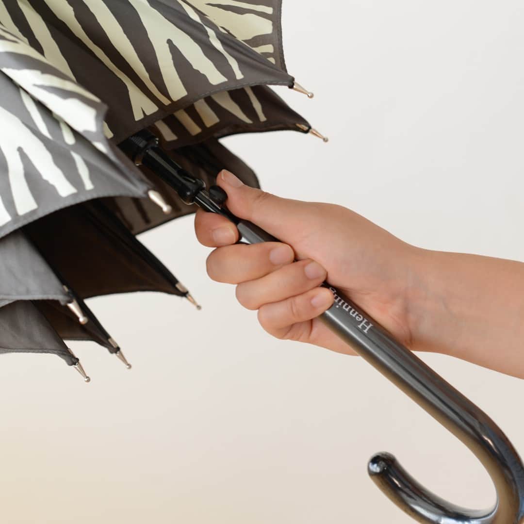 北欧、暮らしの道具店さんのインスタグラム写真 - (北欧、暮らしの道具店Instagram)「これがあれば雨も楽しみに 北欧のシックな大人傘  - - - - - - - - - - - -  今回ご紹介するのは、 北欧デンマークからやってきた シックで大人なBamboo柄の傘。  かわいくなりすぎず、 コーデをそっと支えるデザインは まさに大人が持てる嬉しい傘です。  色はグレーとグリーンの 2種類をご用意しました。  上半身を包んでくれるサイズで、 肩に掛けたバッグなども安心。 しっかり雨から守ってくれます。  畳んだ姿はシュッとスリム。 女性にはちょうど良い大きさです。  ワンタッチで開くので 開閉もとてもスムーズ。 荷物をいっぱい持っていたり、 急いでいるときに嬉しいですね。  お気に入りの傘を持って歩く。 雨の日にしかできない おしゃれがあると思うと、 なんだか雨も楽しみになりそうです。 . ーーー 掲載のアイテムはこちら▼ ーーー . ☑︎ kura / Bamboo / バンブー / 傘 . ▶︎ お買いものはプロフィールのリンクから ご覧くださいね。→@hokuoh_kurashi . #kura #傘#雨傘#北欧#北欧雑貨#雨の日コーデ#fashion#coordinate#ファッション#コーデ#お買い物#お買いもの#シンプル#シンプルライフ#シンプルデザイン#暮らしを楽しむ#日々の暮らし#北欧#暮らし#北欧暮らしの道具店」9月8日 12時00分 - hokuoh_kurashi